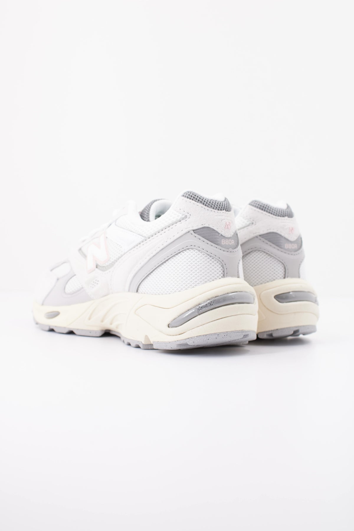 NEW BALANCE U880R 9P0 en color BLANCO (4)