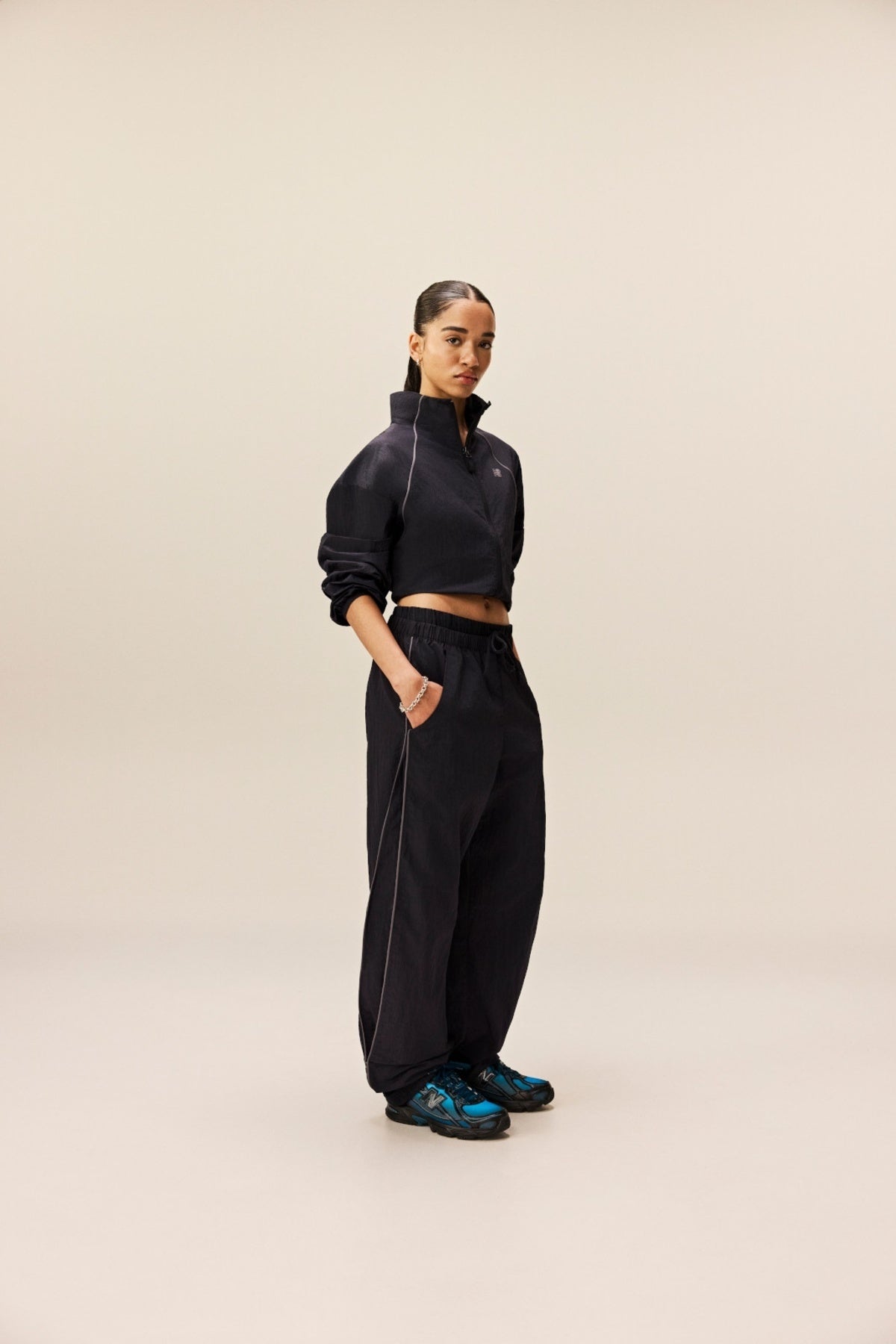 NEW BALANCE SPORT LEGACY PANT en color NEGRO (1)