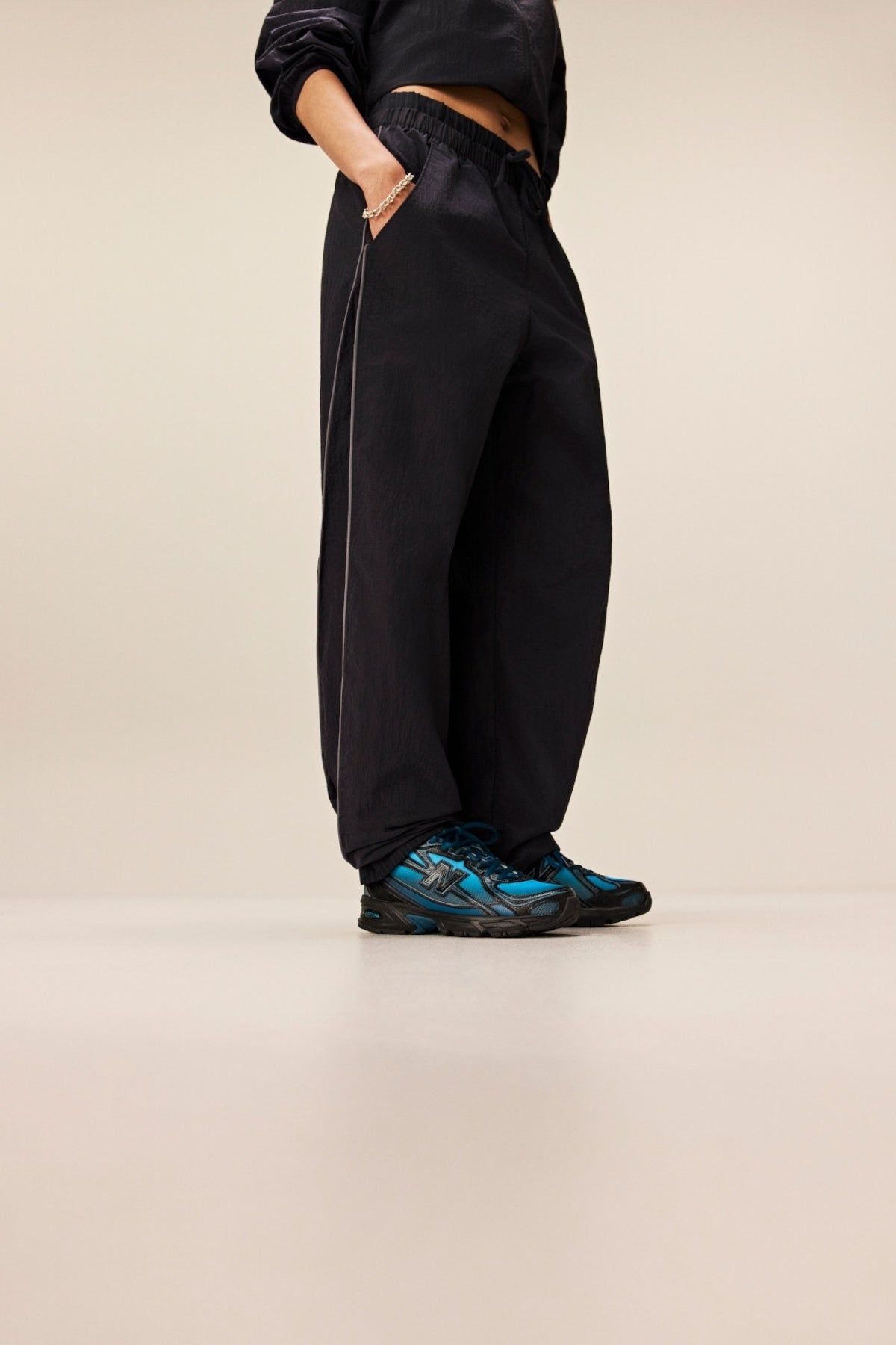 NEW BALANCE SPORT LEGACY PANT en color NEGRO (2)