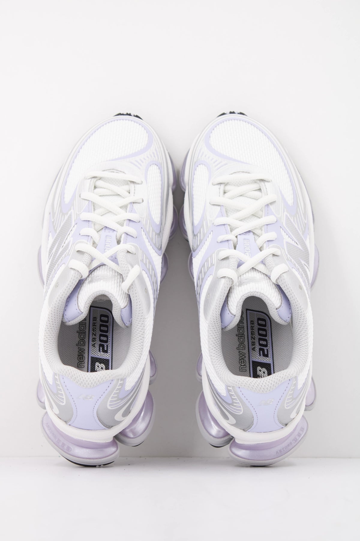NEW BALANCE U2000 en color PLATA (3)