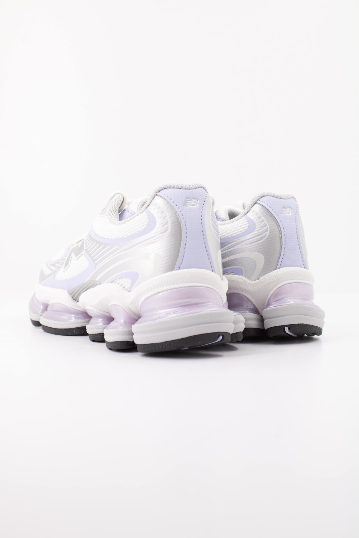 NEW BALANCE U2000 en color PLATA (4)