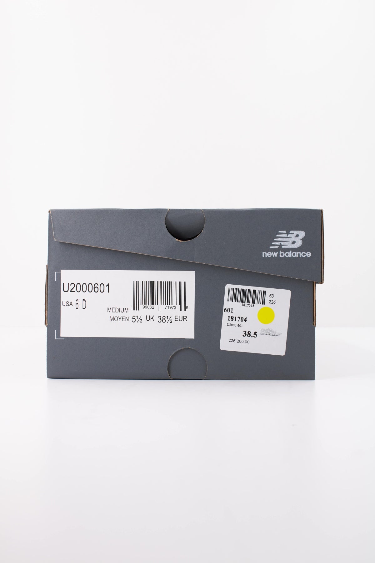 NEW BALANCE U2000 en color PLATA (6)