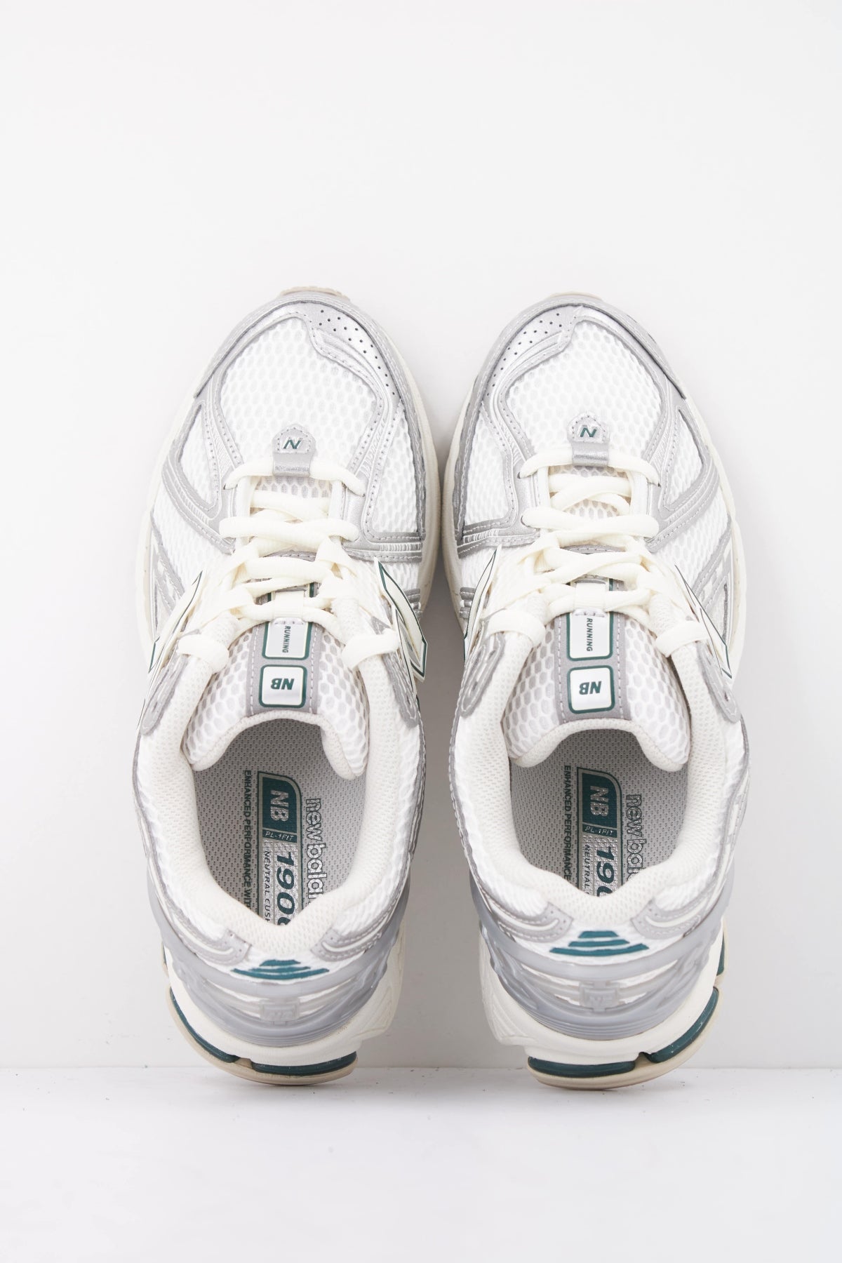 NEW BALANCE M1906 en color PLATA (3)
