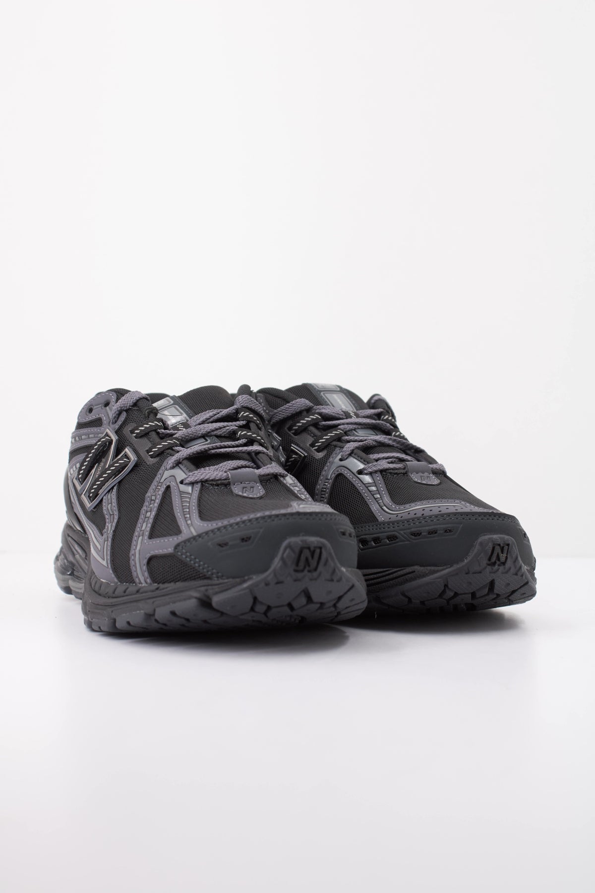 NEW BALANCE M1906 en color NEGRO (2)