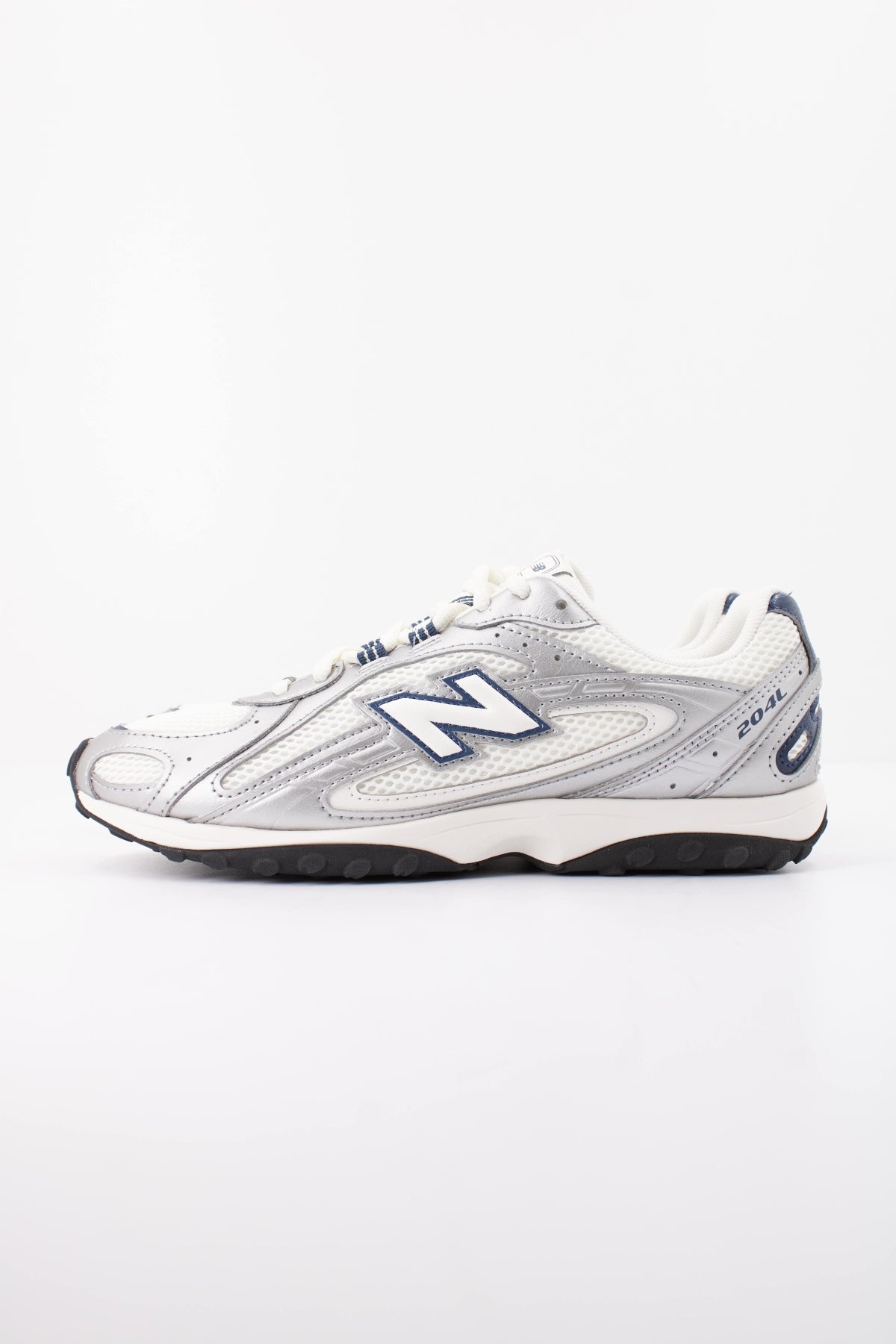 NEW BALANCE U204L en color PLATA (1)