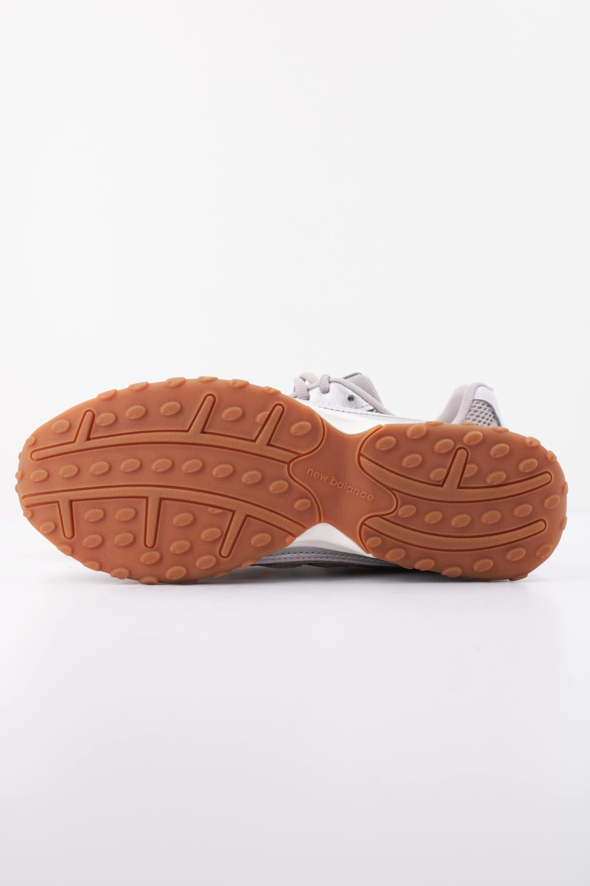NEW BALANCE U204L en color PLATA (5)