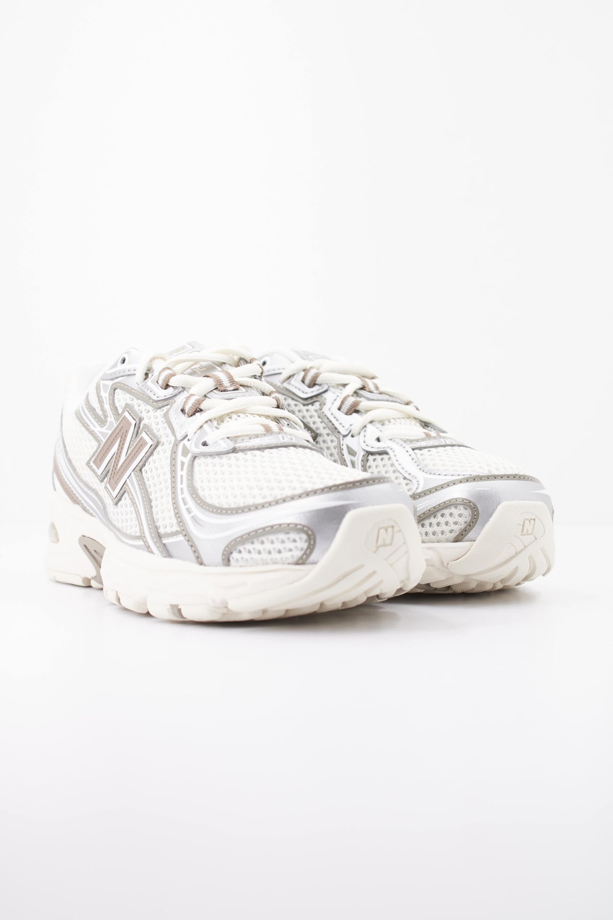 NEW BALANCE U740 en color PLATA (2)