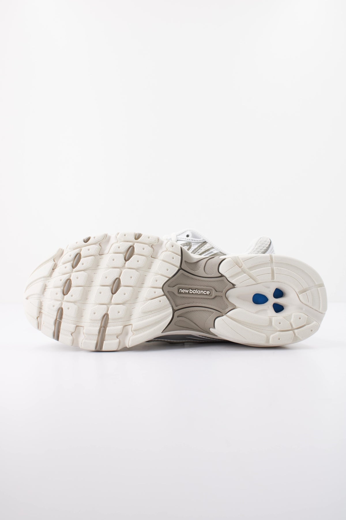 NEW BALANCE U740 en color PLATA (5)