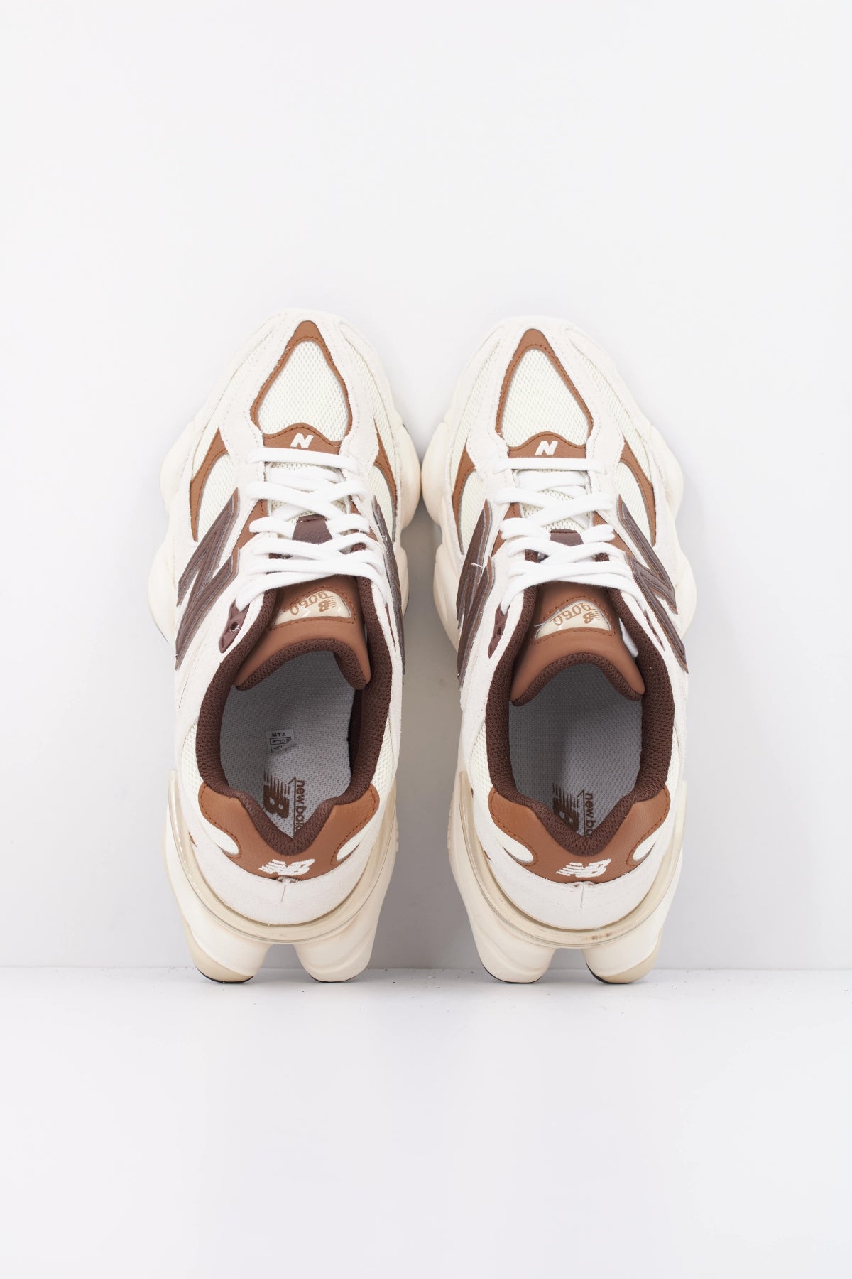 NEW BALANCE U9060 3EG en color BLANCO (3)