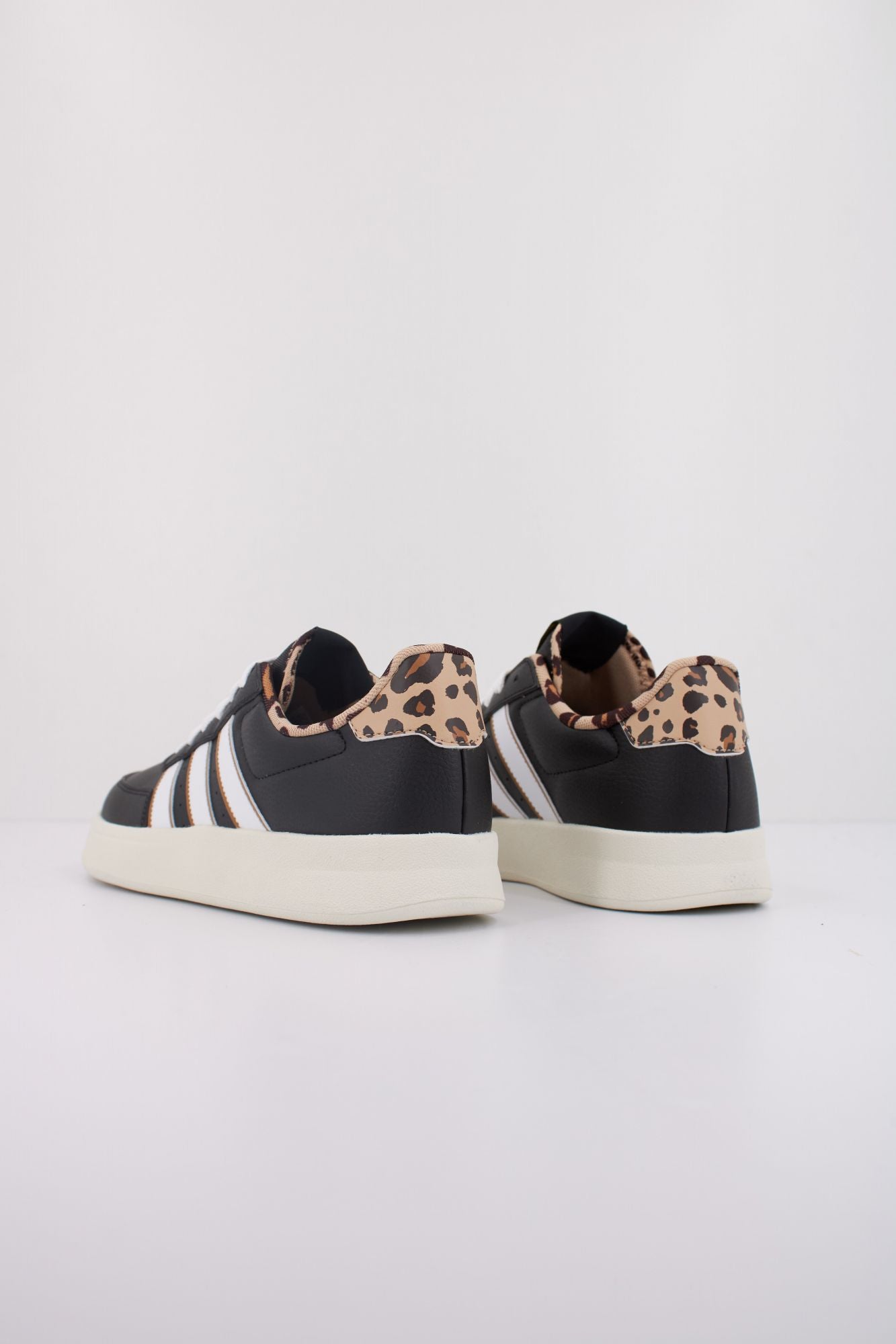 ADIDAS BREAKNET 2.0 en color NEGRO (4)