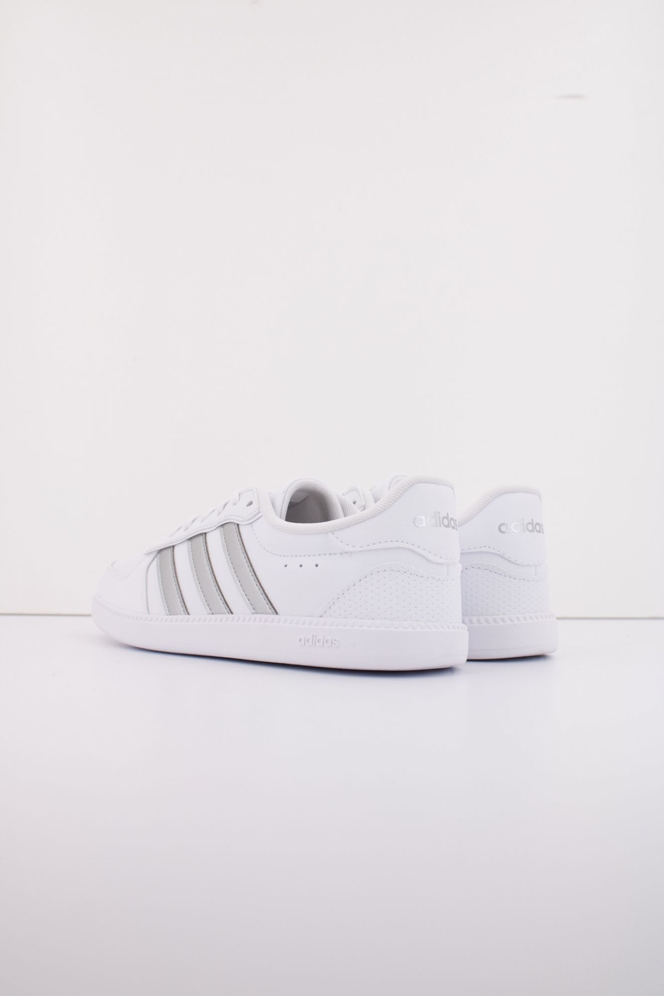 ADIDAS BREAKNET SLEEK en color BLANCO (4)