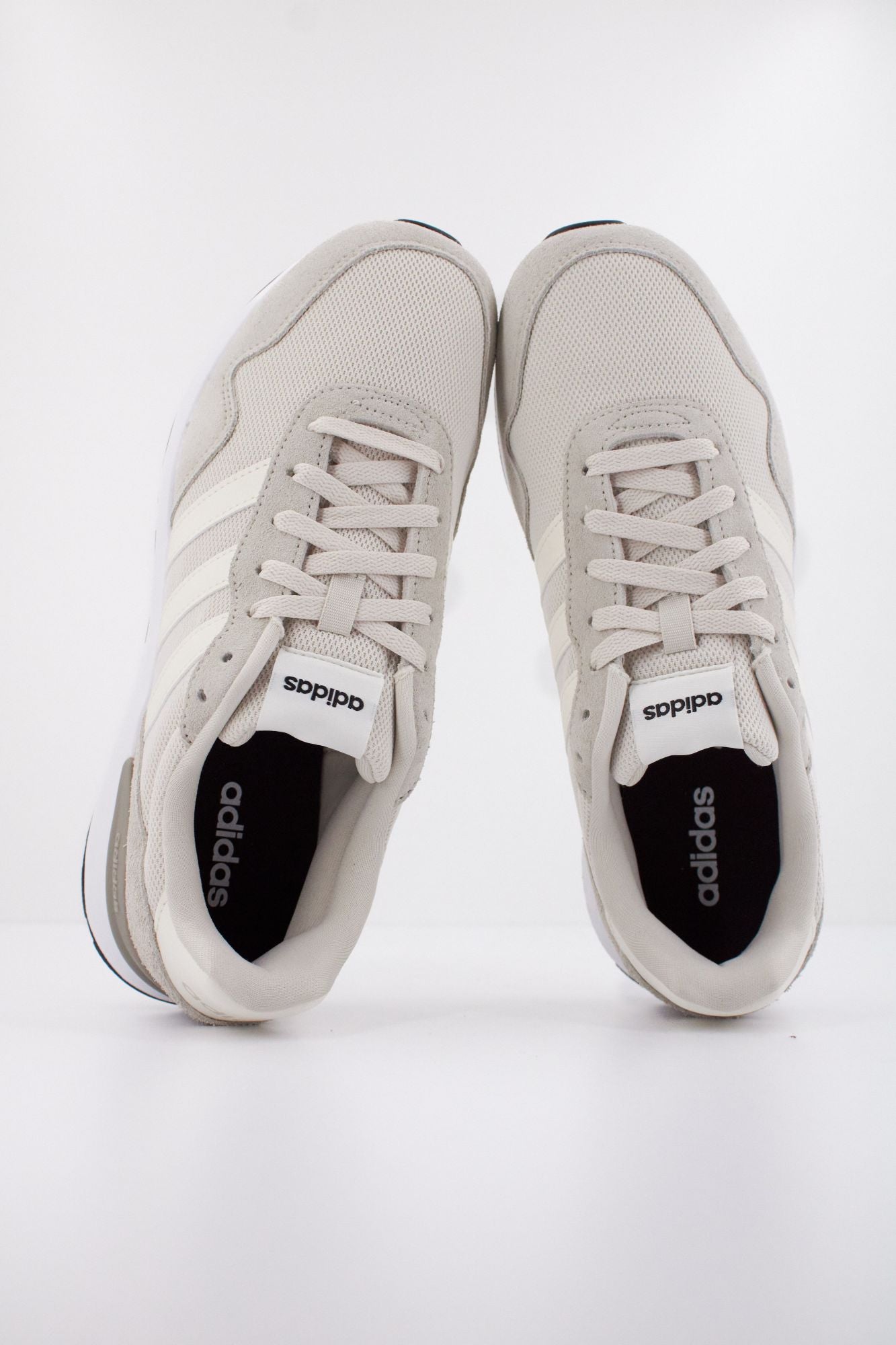 ADIDAS RUN 60s 4.0 en color BEIS (3)