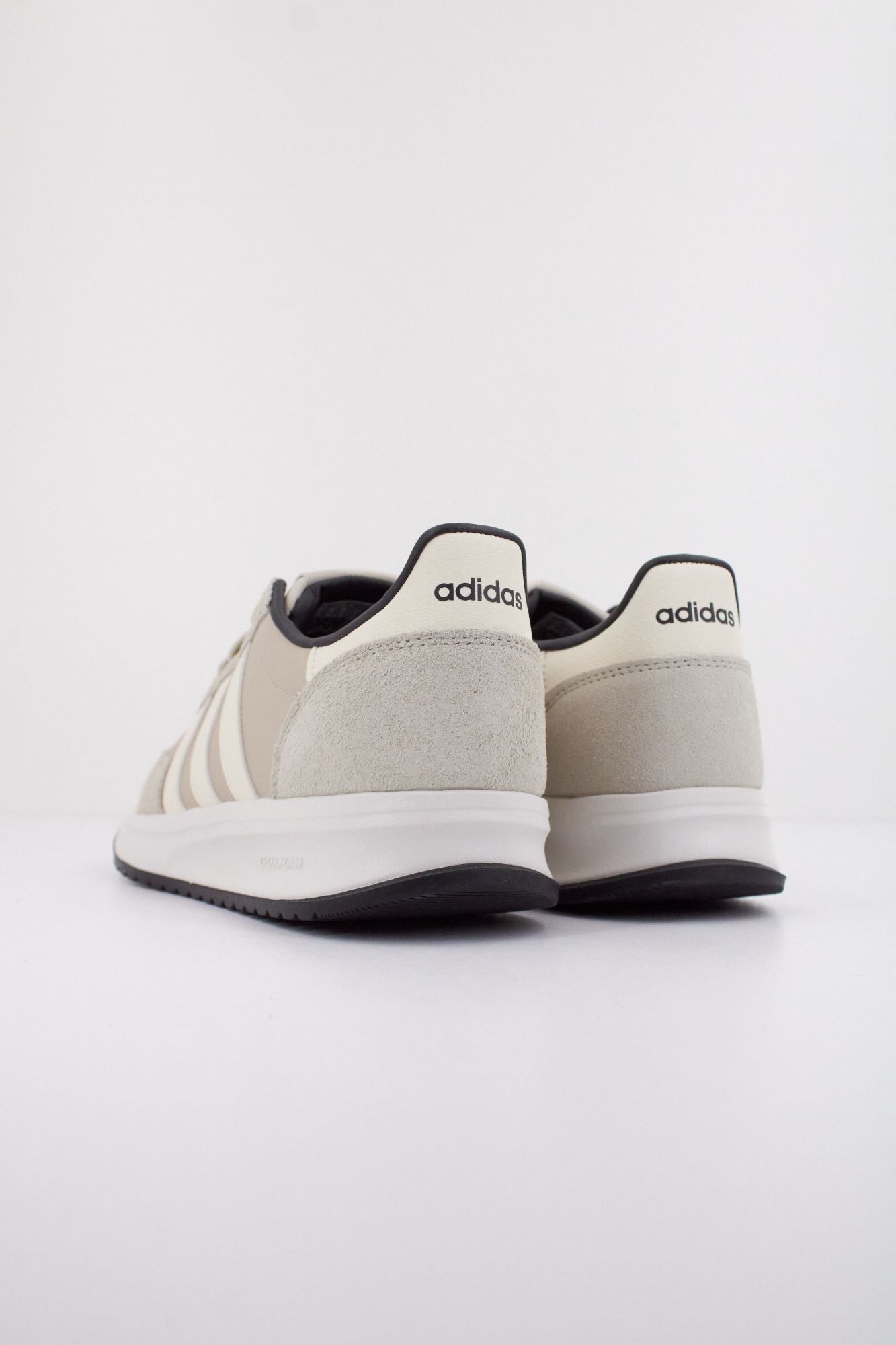 ADIDAS RUN 70s 2.0 en color BEIS (4)