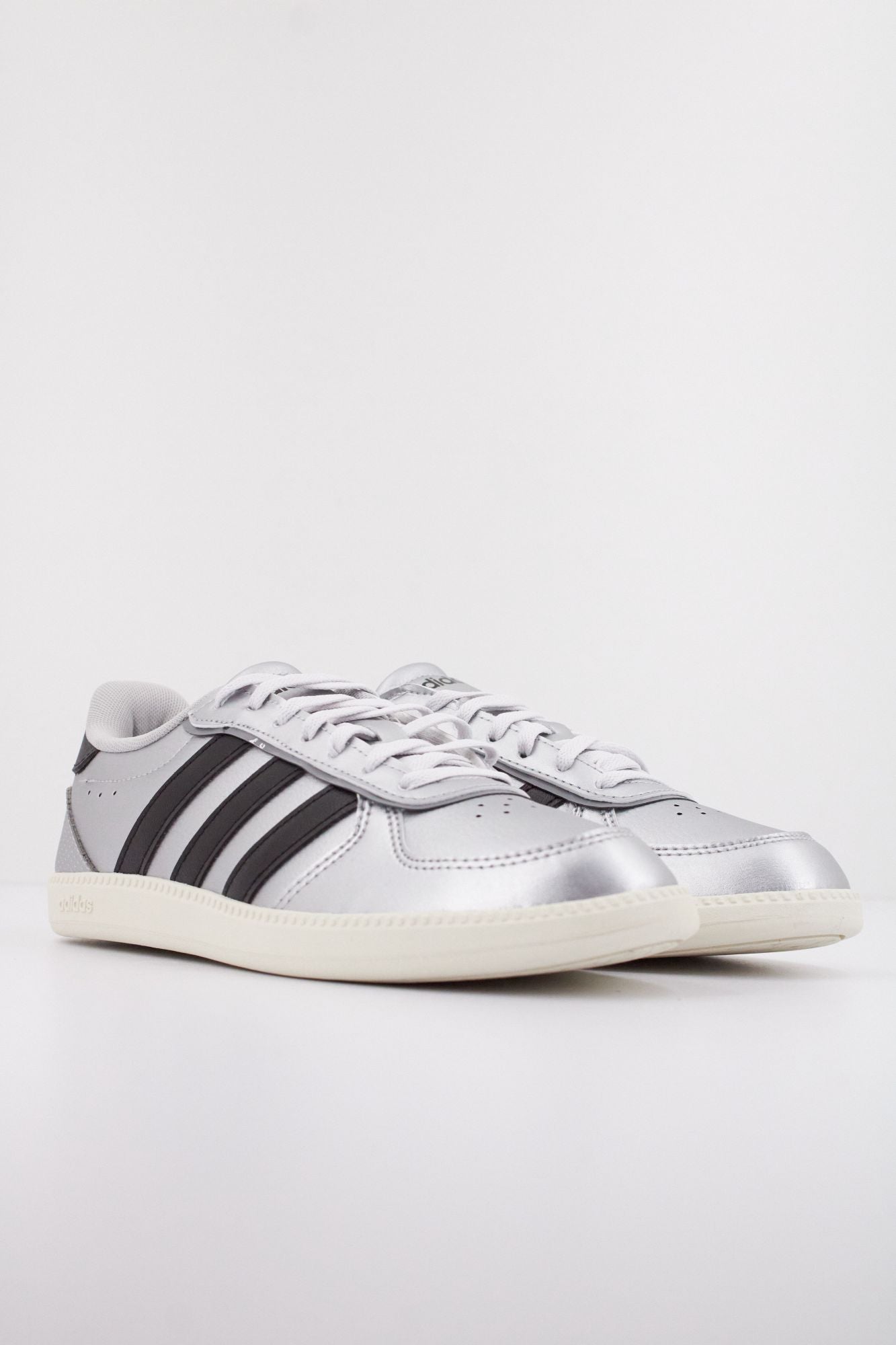 ADIDAS BREAKNET SLEEK en color PLATA (2)