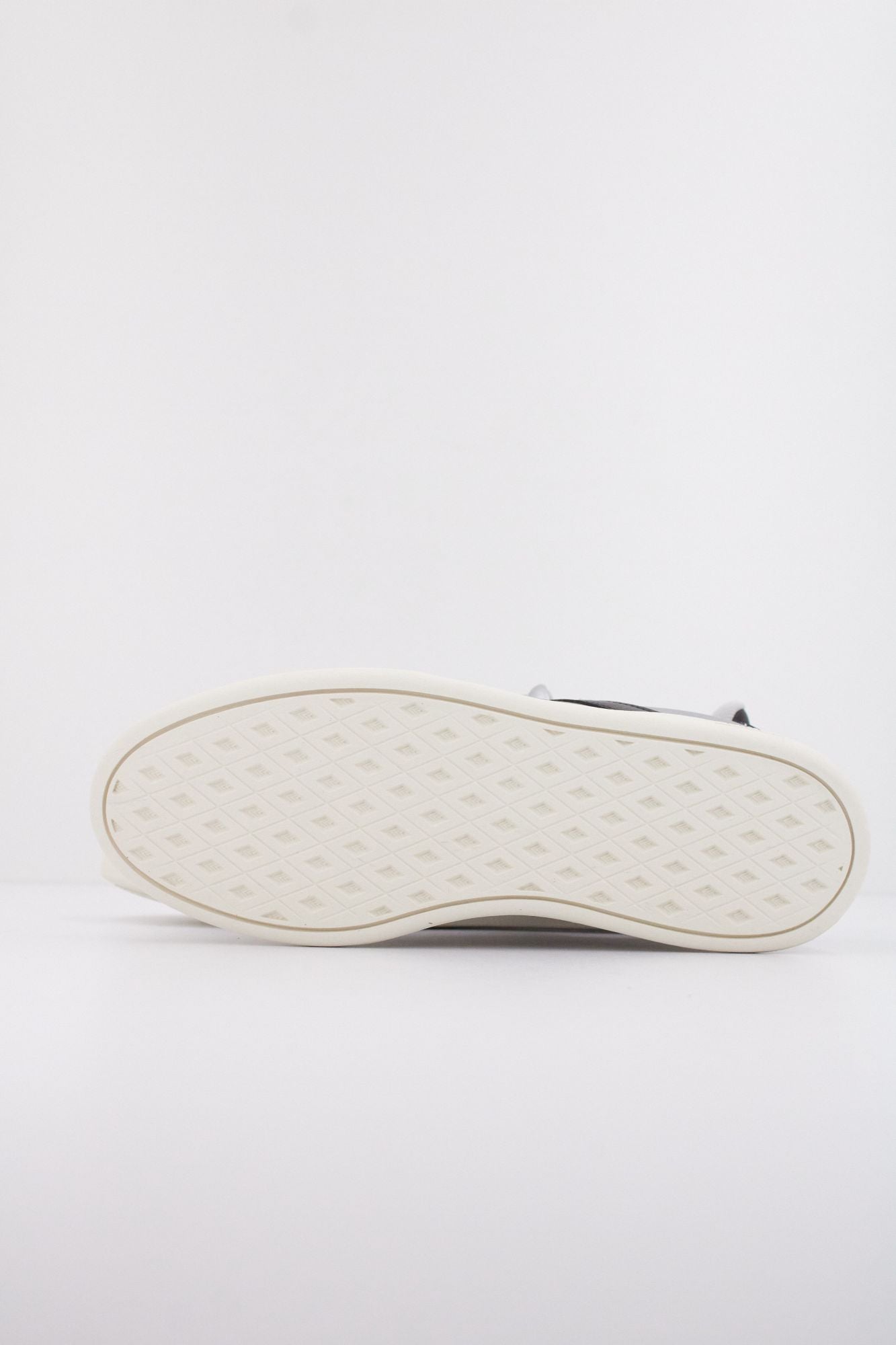 ADIDAS BREAKNET SLEEK en color PLATA (4)