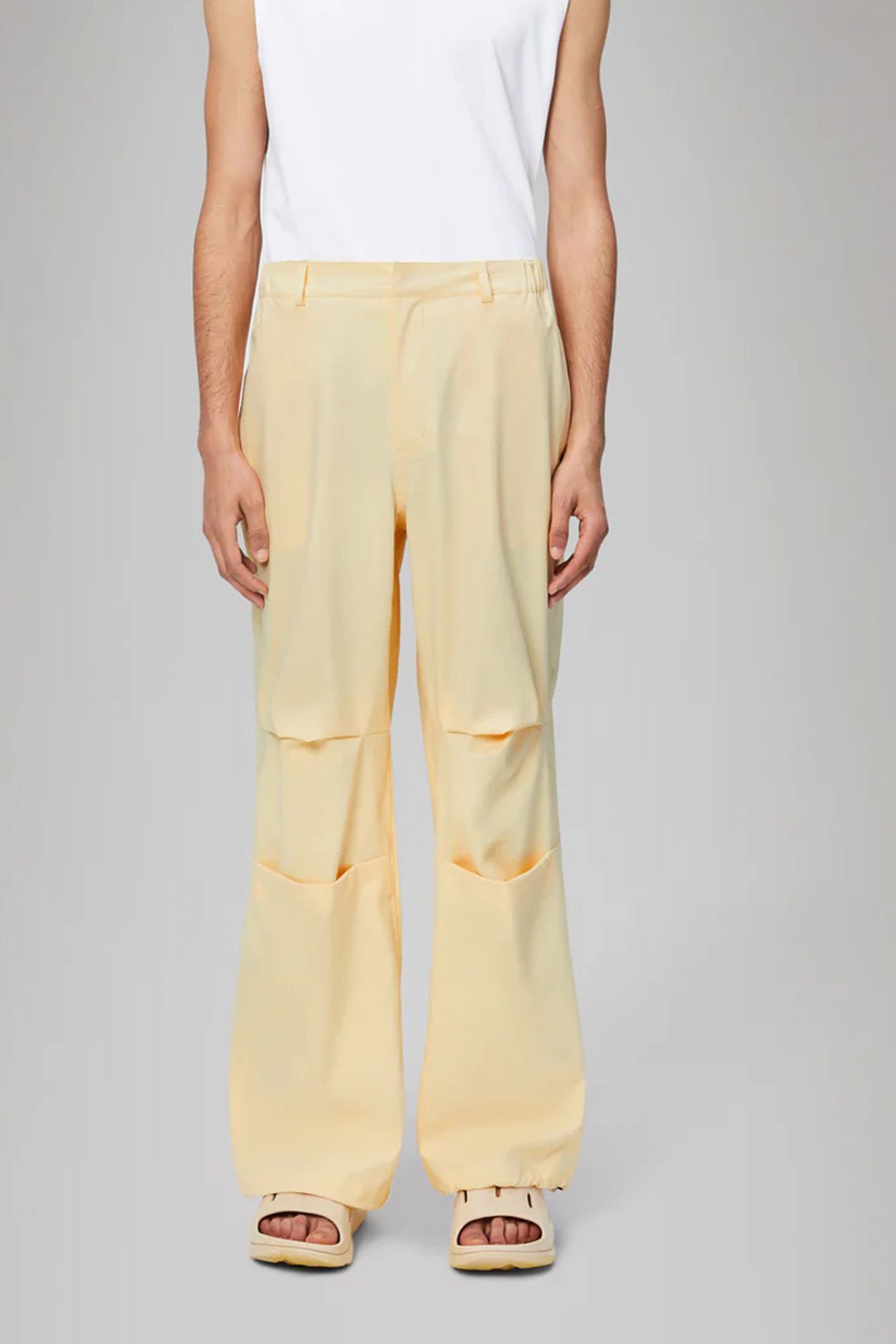 RAINS SUVA HARDSHELL PANTS WIDE W3 en color BEIS (1)