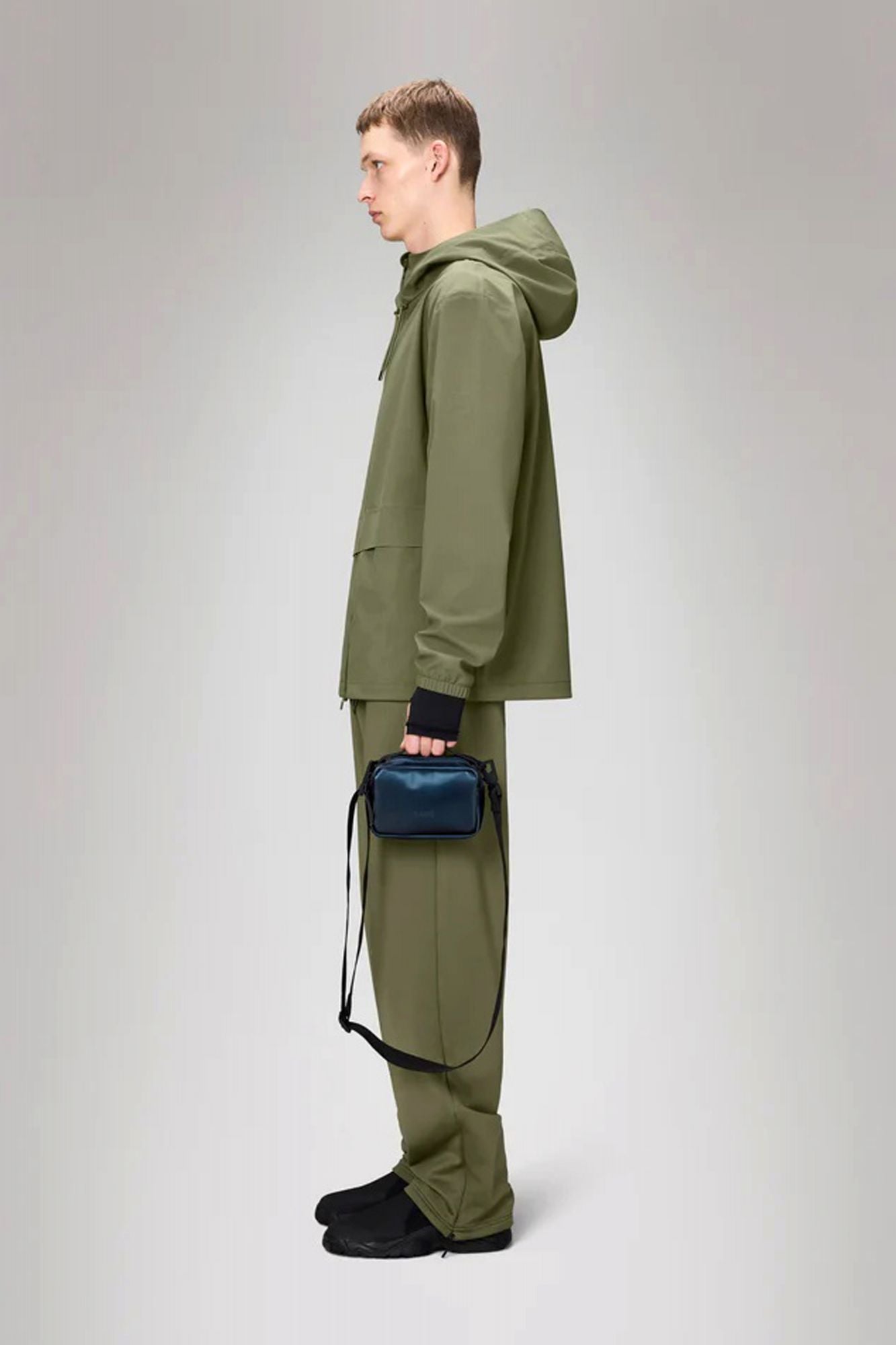 RAINS BOX BAG MICRO W3 en color AZUL (3)
