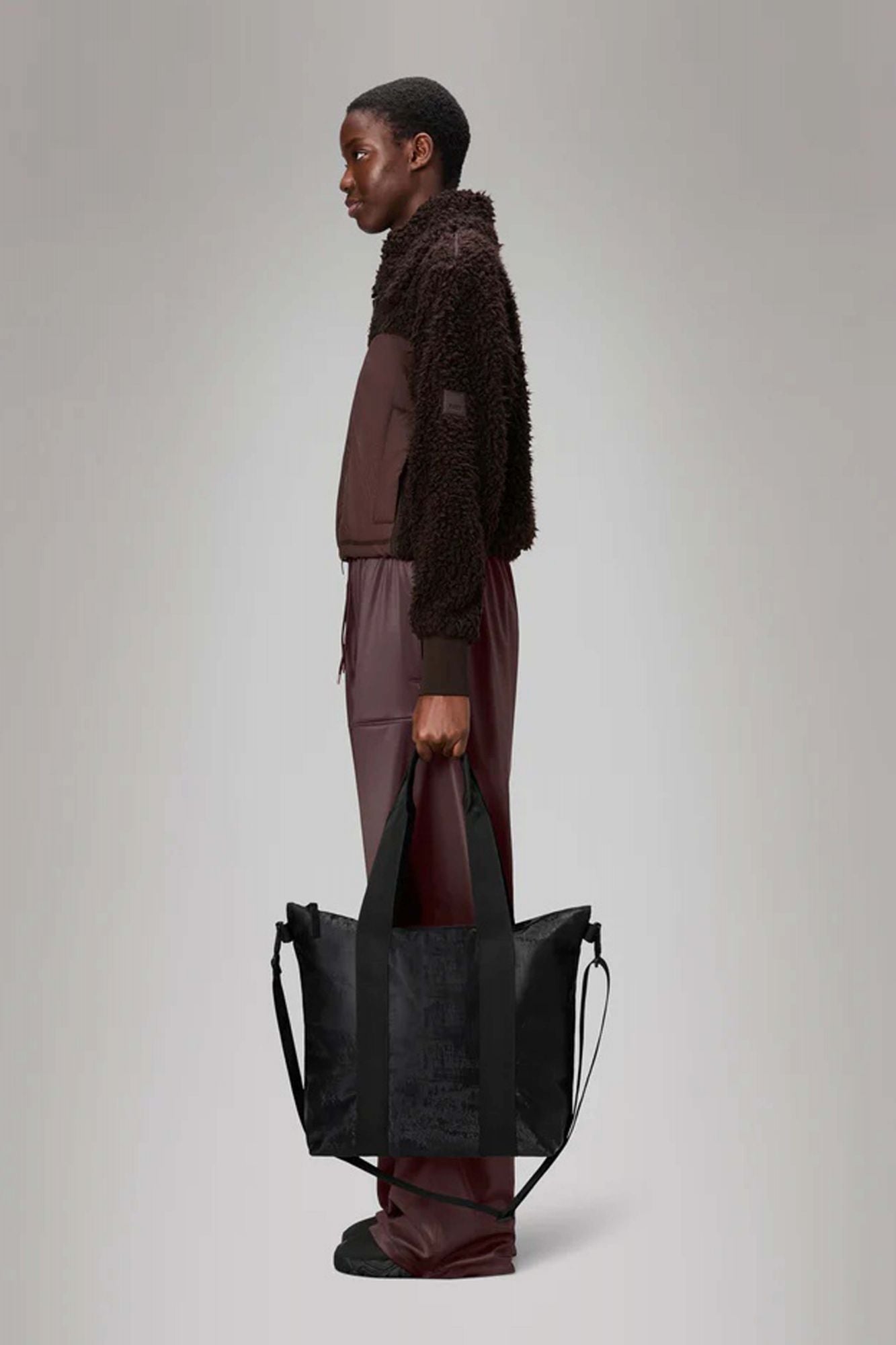RAINS TOTE BAG MINI W3 en color NEGRO (4)