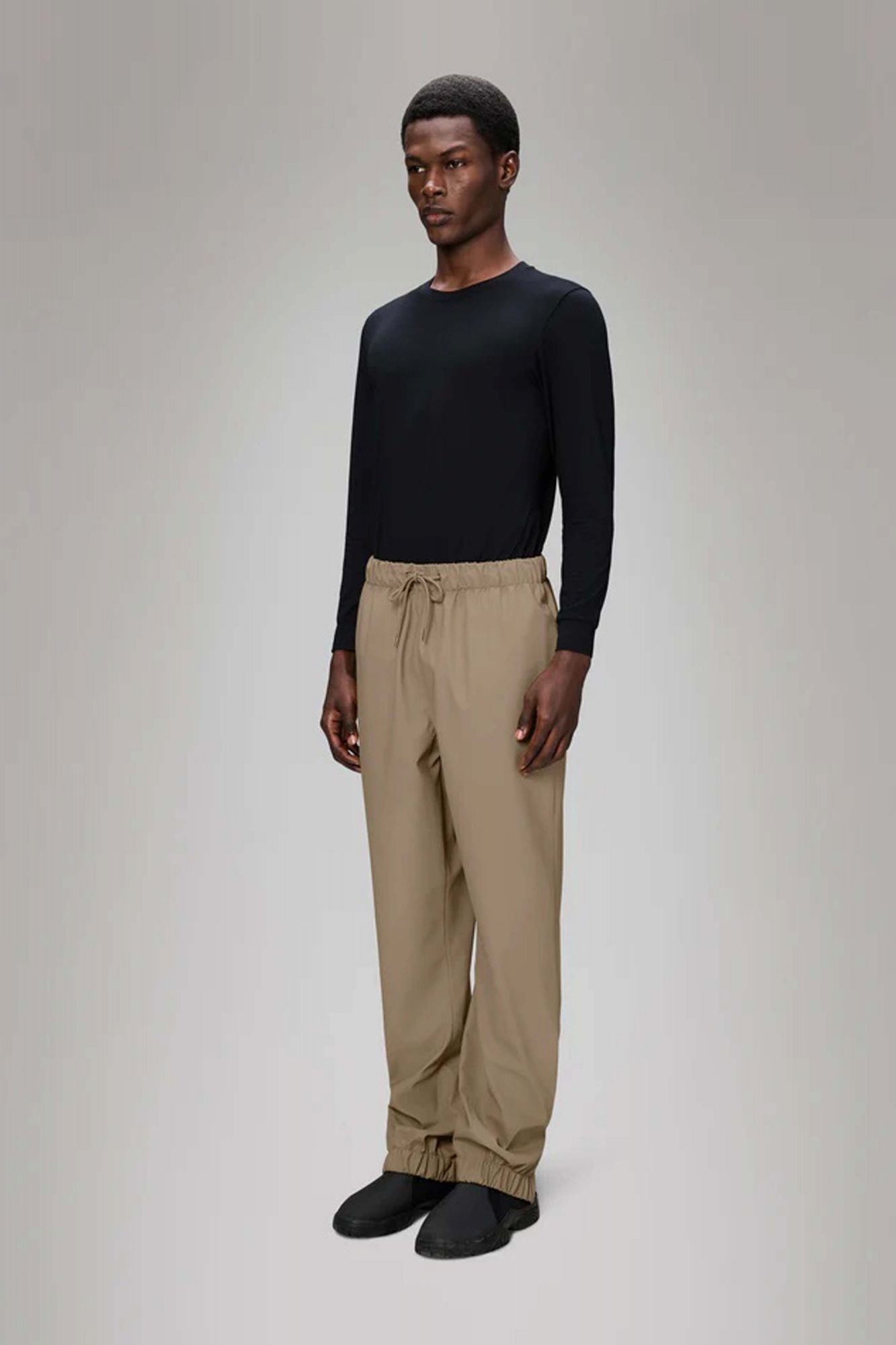 RAINS RAIN PANTS REGULAR W3 en color BEIS (1)