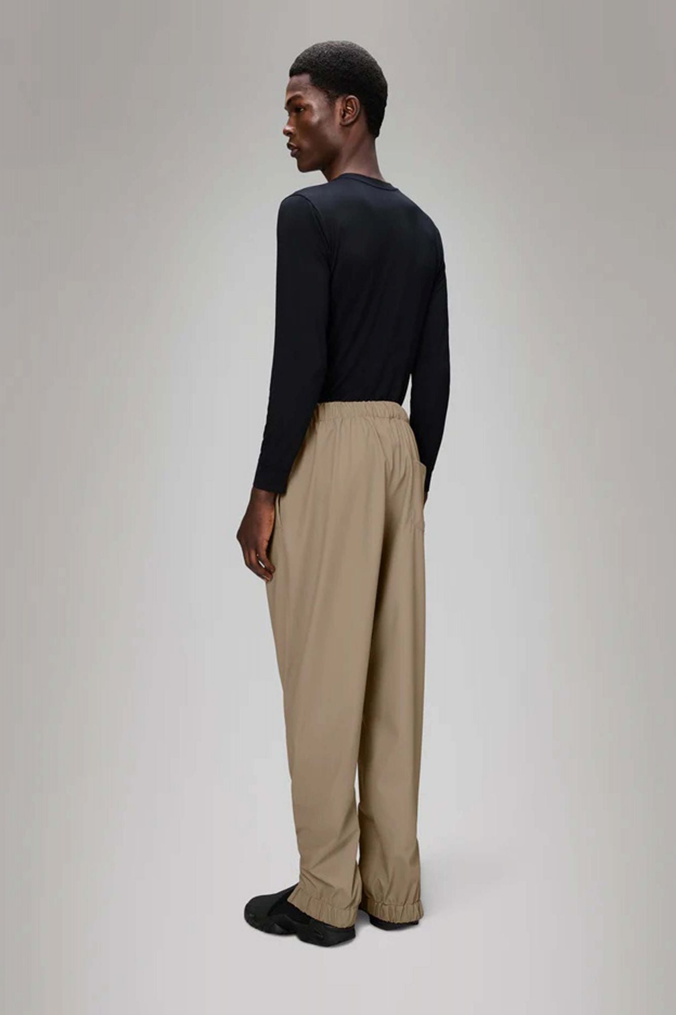 RAINS RAIN PANTS REGULAR W3 en color BEIS (3)