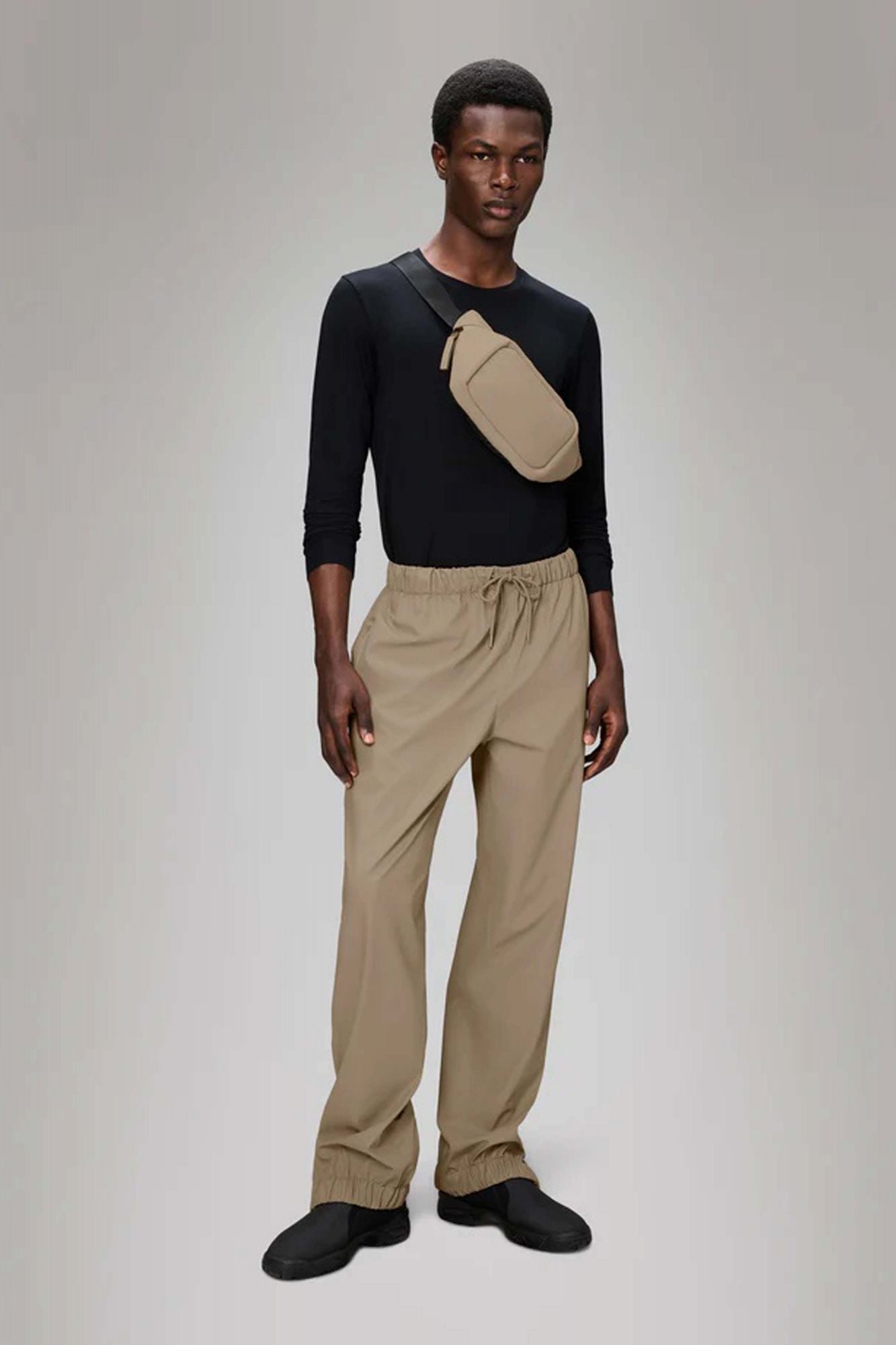 RAINS RAIN PANTS REGULAR W3 en color BEIS (4)