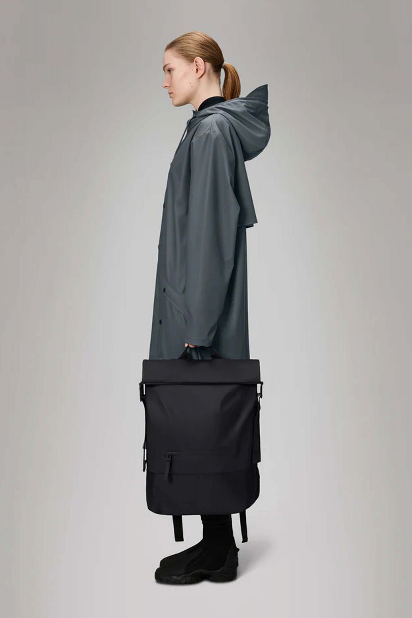 RAINS TRAIL ROLLTOP BACKPACK W3 en color NEGRO (4)
