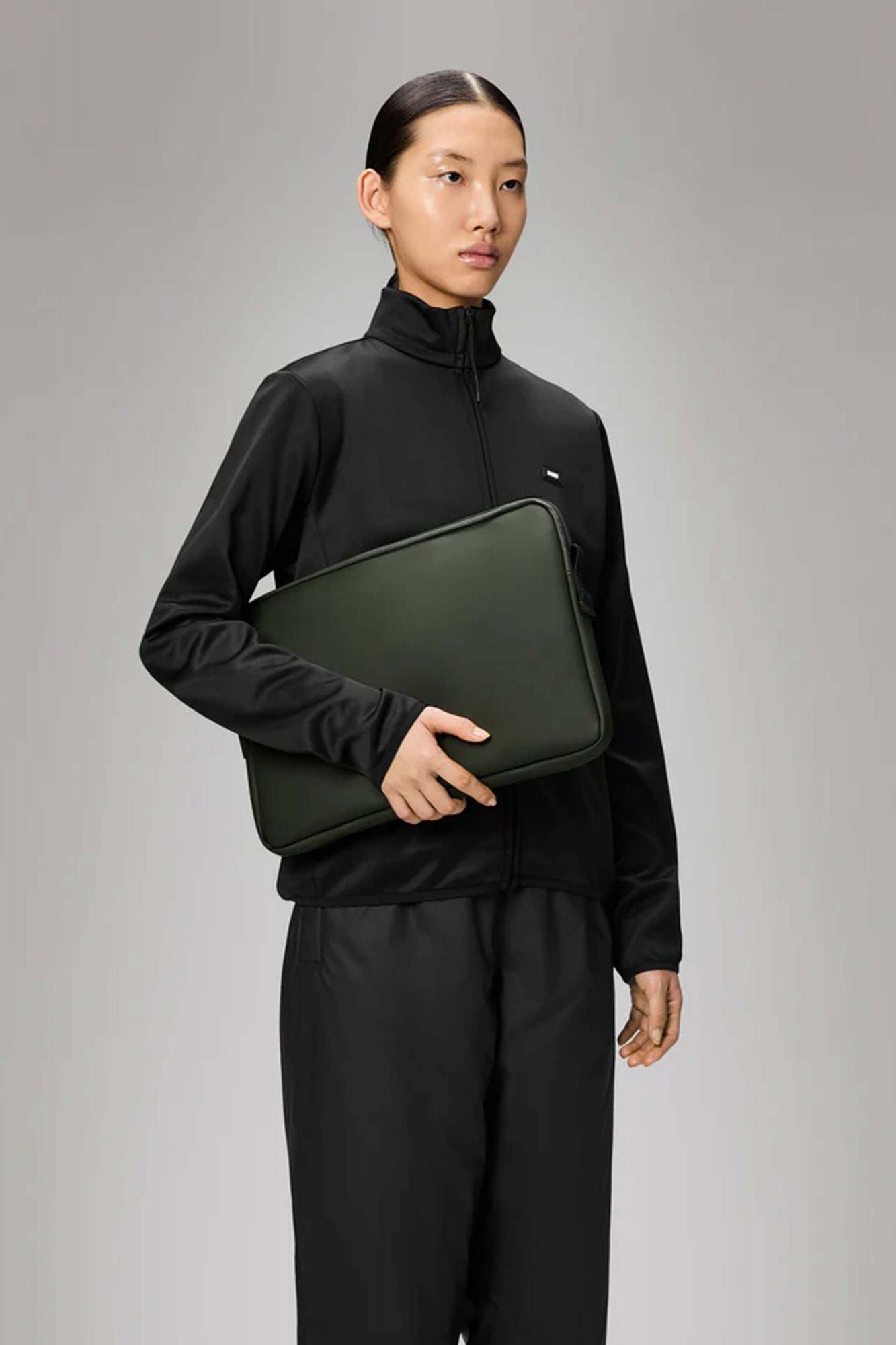 RAINS TRAIL LAPTOP CASE en color VERDE (3)