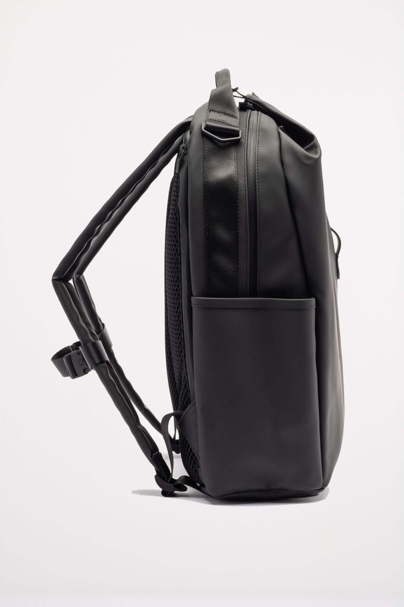 RAINS CLIP FRONT BACKPACK W3 en color NEGRO (4)