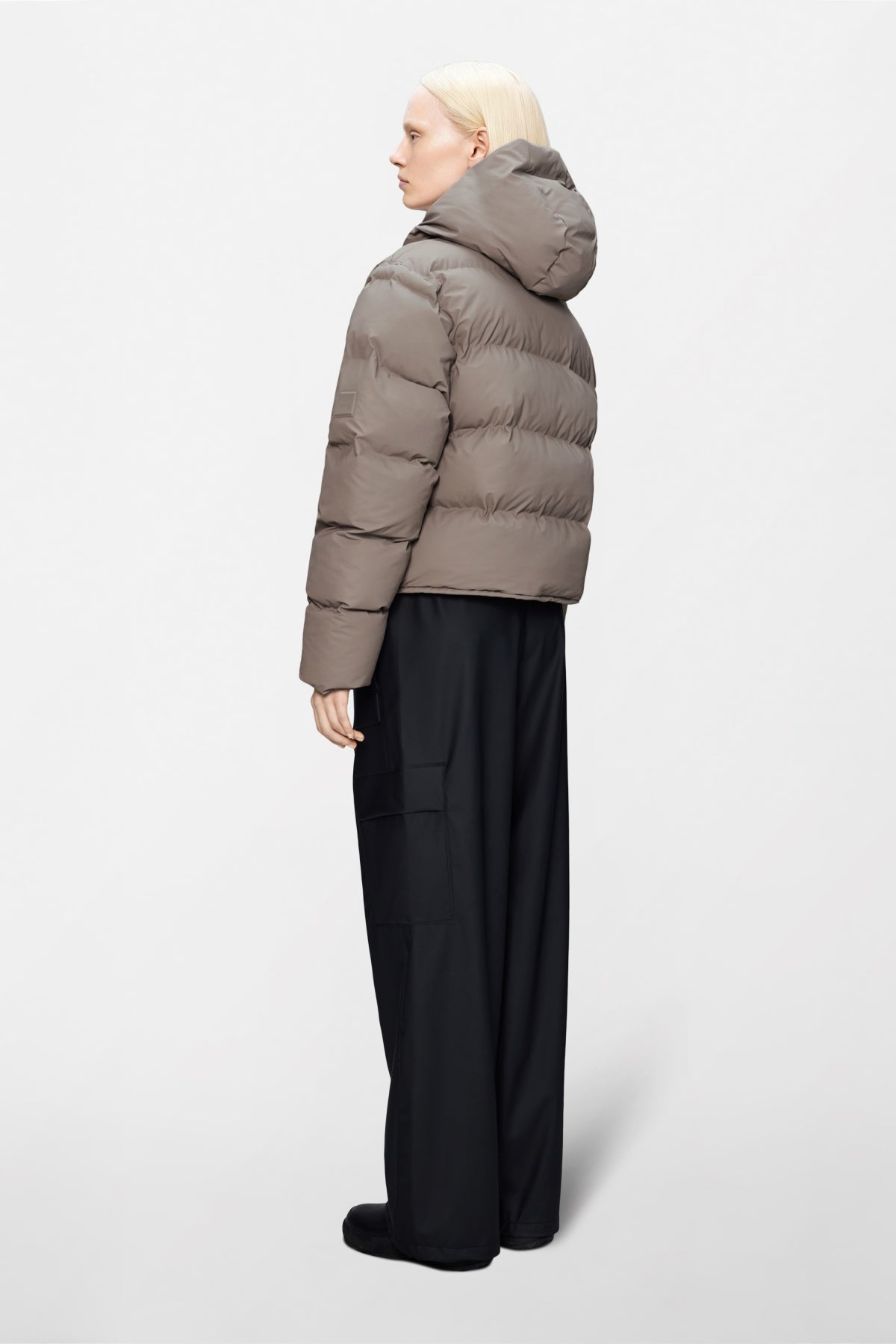 RAINS 15150R ALTA SHORT PUFFER JACKET W3T en color BEIS (2)