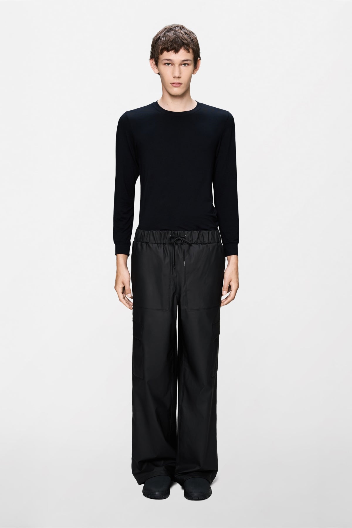 RAINS 18990R CARGO RAIN PANTS WIDE W3 en color NEGRO (1)