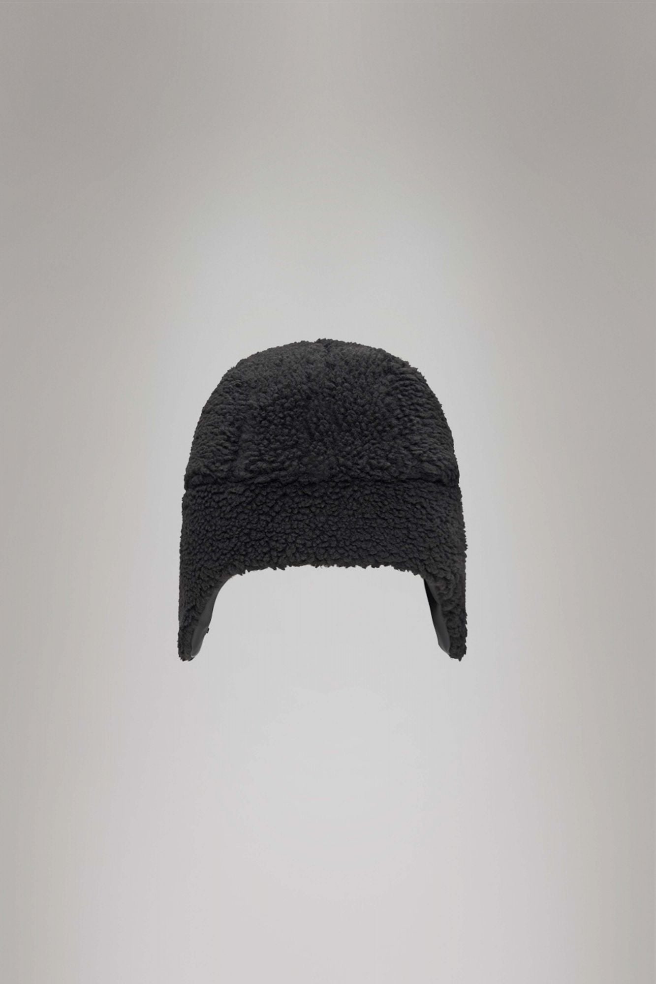 RAINS FLEECE TRAPPER HAT W2T3 en color NEGRO (2)