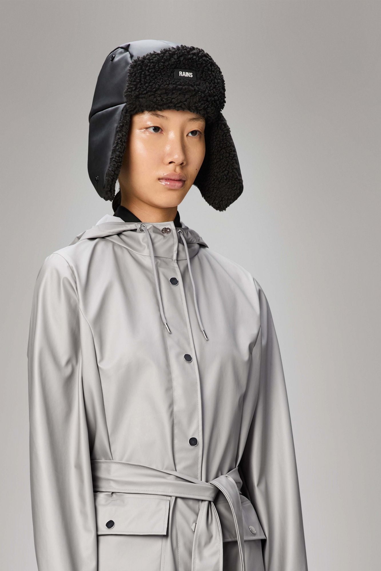 RAINS FLEECE TRAPPER HAT W2T3 en color NEGRO (4)