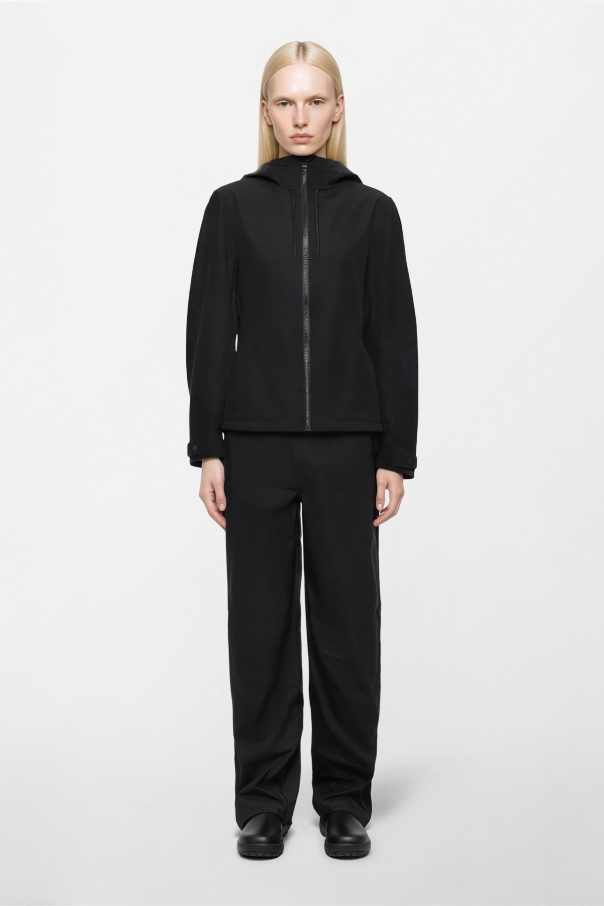 RAINS SUVA SOFTSHELL JACKET W3T1 en color NEGRO (1)
