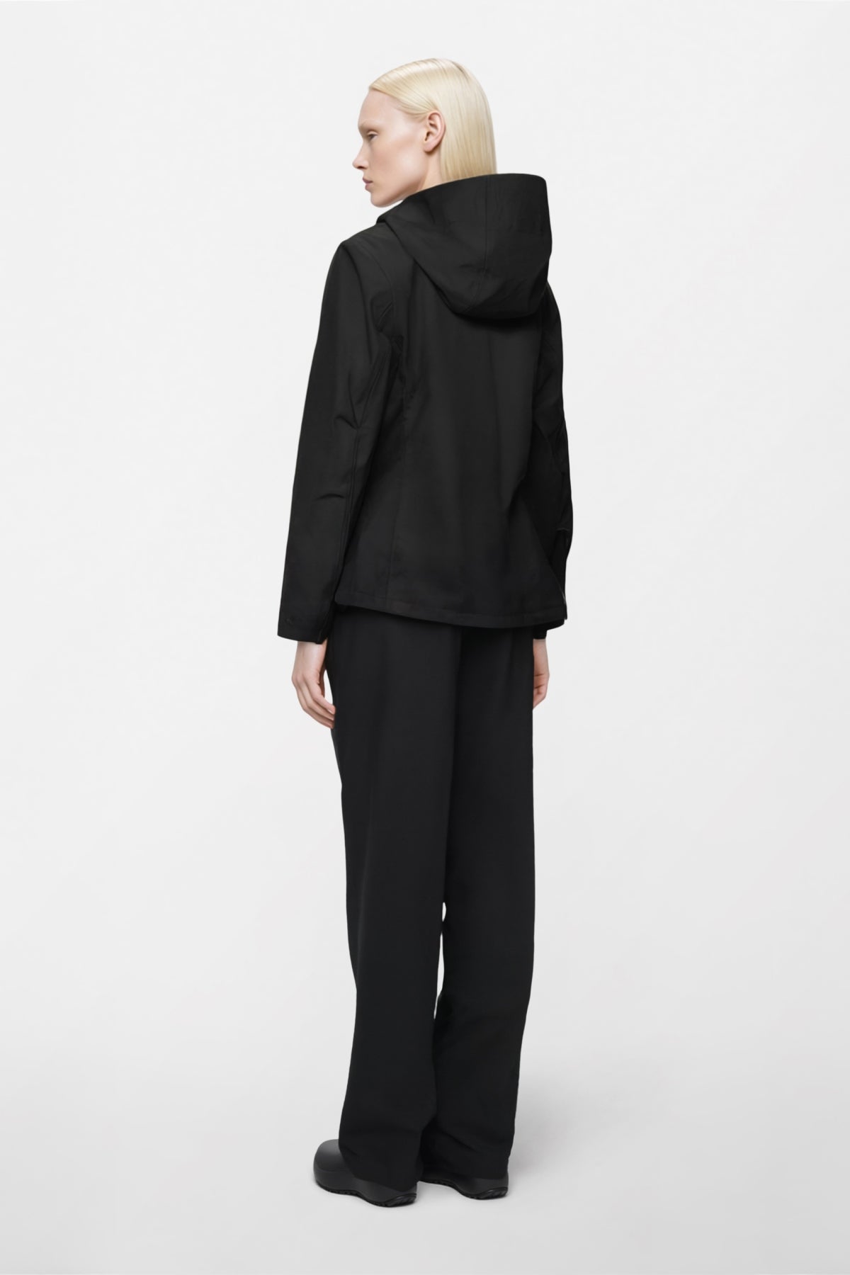 RAINS SUVA SOFTSHELL JACKET W3T1 en color NEGRO (2)