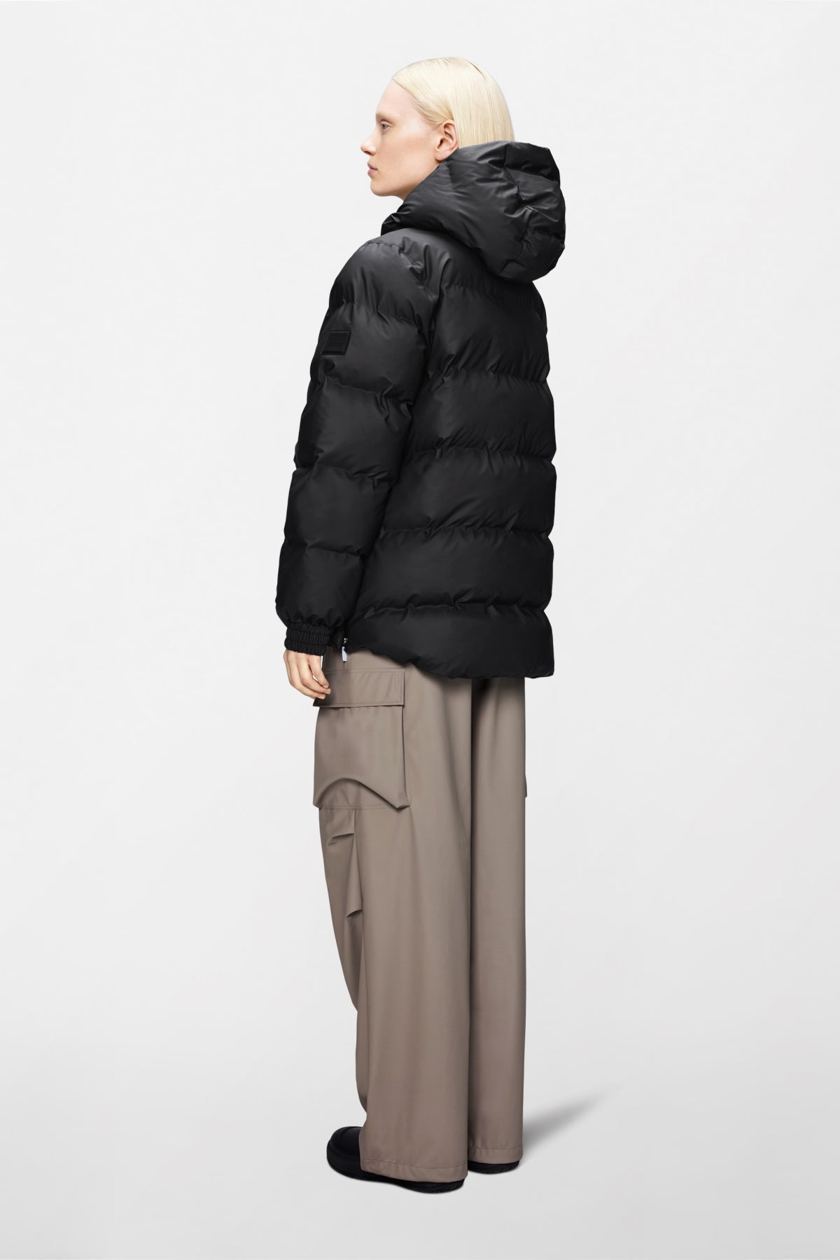 RAINS 16980R ALTA LINE PUFFER JACKET W3T3 en color NEGRO (2)