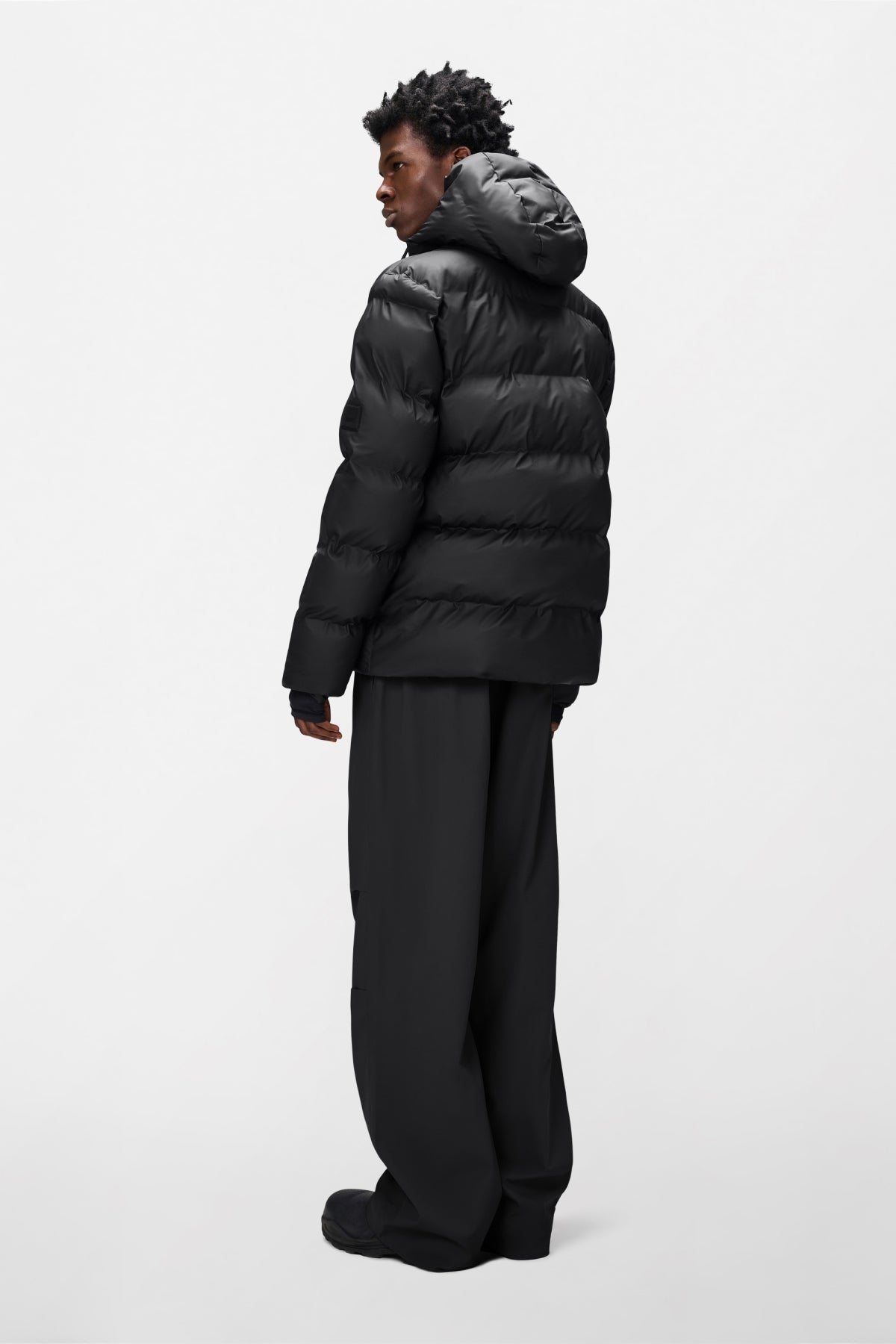 RAINS 15120R ALTA PUFFER JACKET W3T3 en color NEGRO (2)