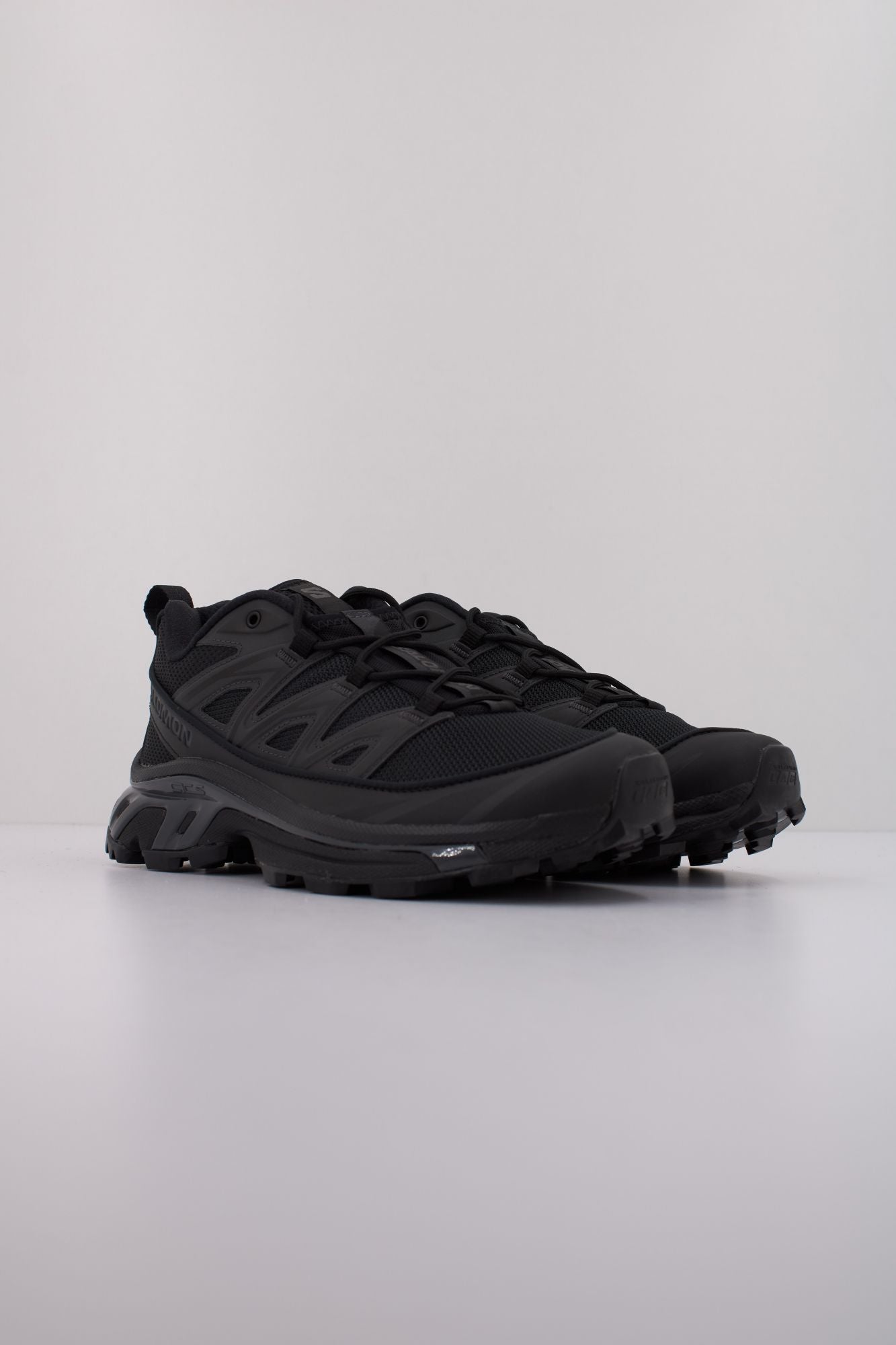 SALOMON BAJO XT 6 EXPANSE en color NEGRO (2)