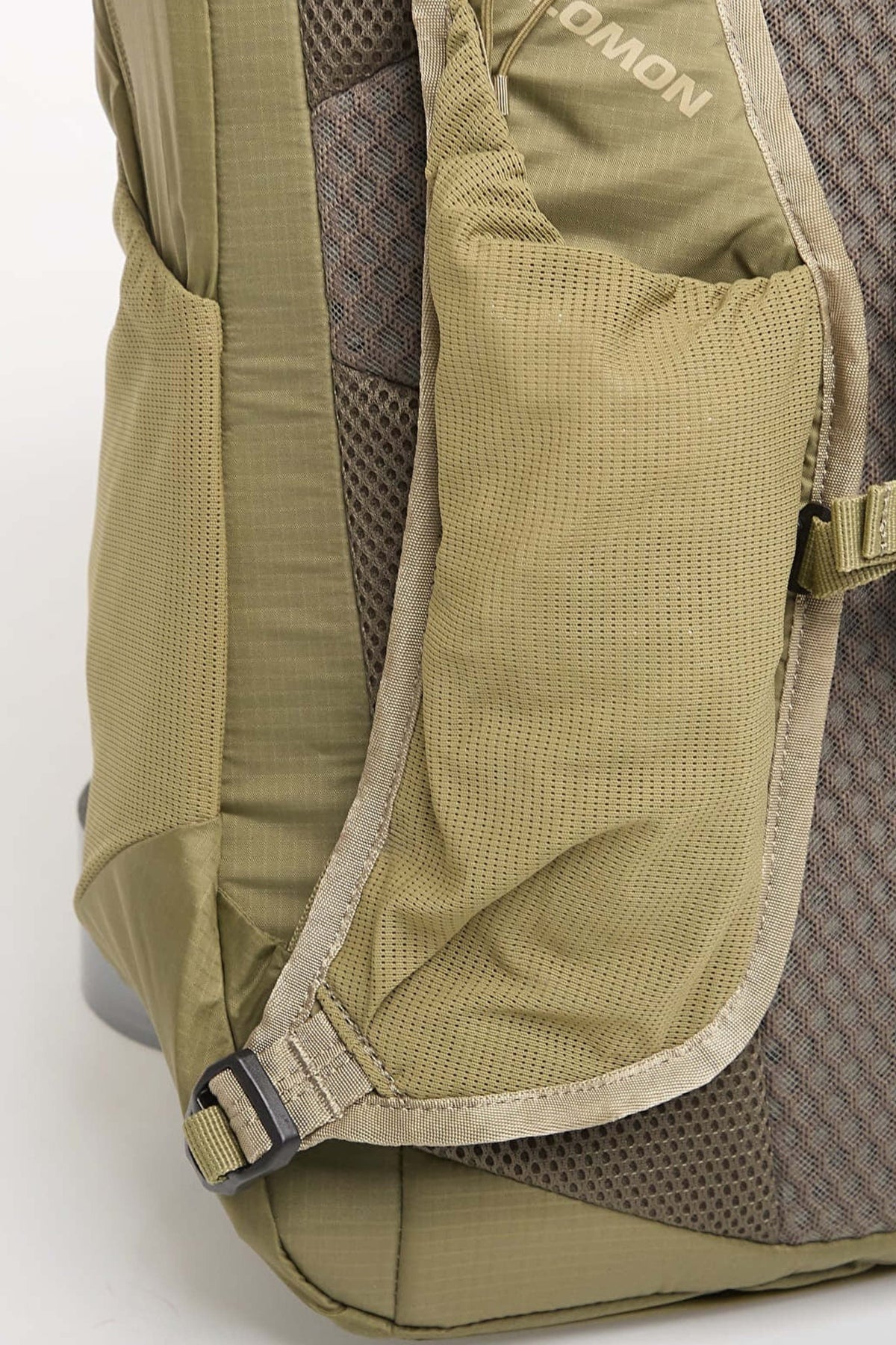 SALOMON MOCHILA XT 25 en color VERDE (3)