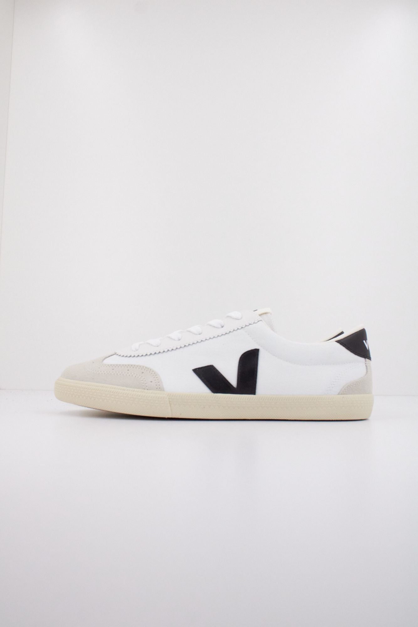 VEJA VOLLEY CANVAS en color BLANCO (1)