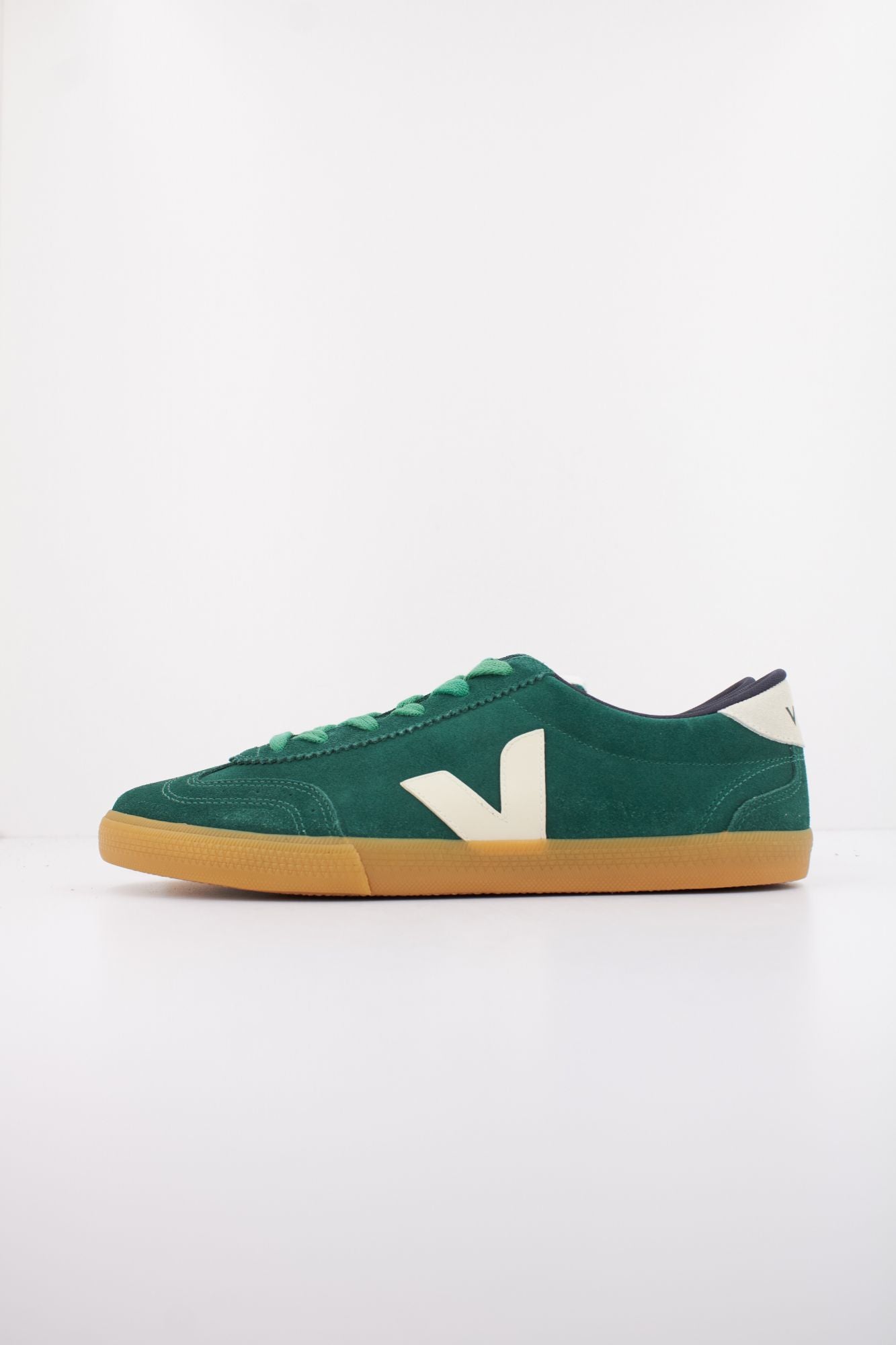 VEJA VOLLEY SUEDE en color VERDE (1)