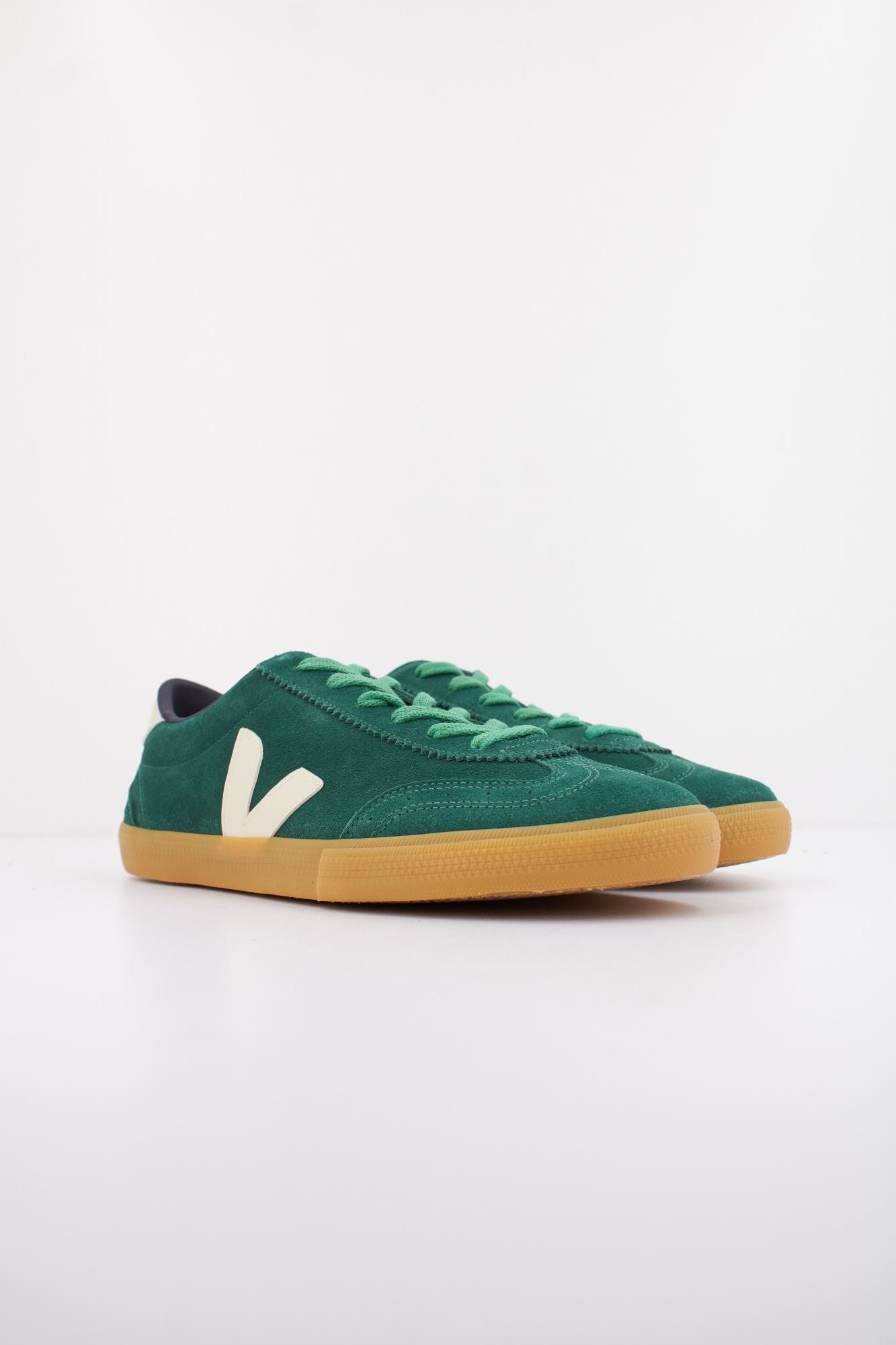 VEJA VOLLEY SUEDE en color VERDE (2)