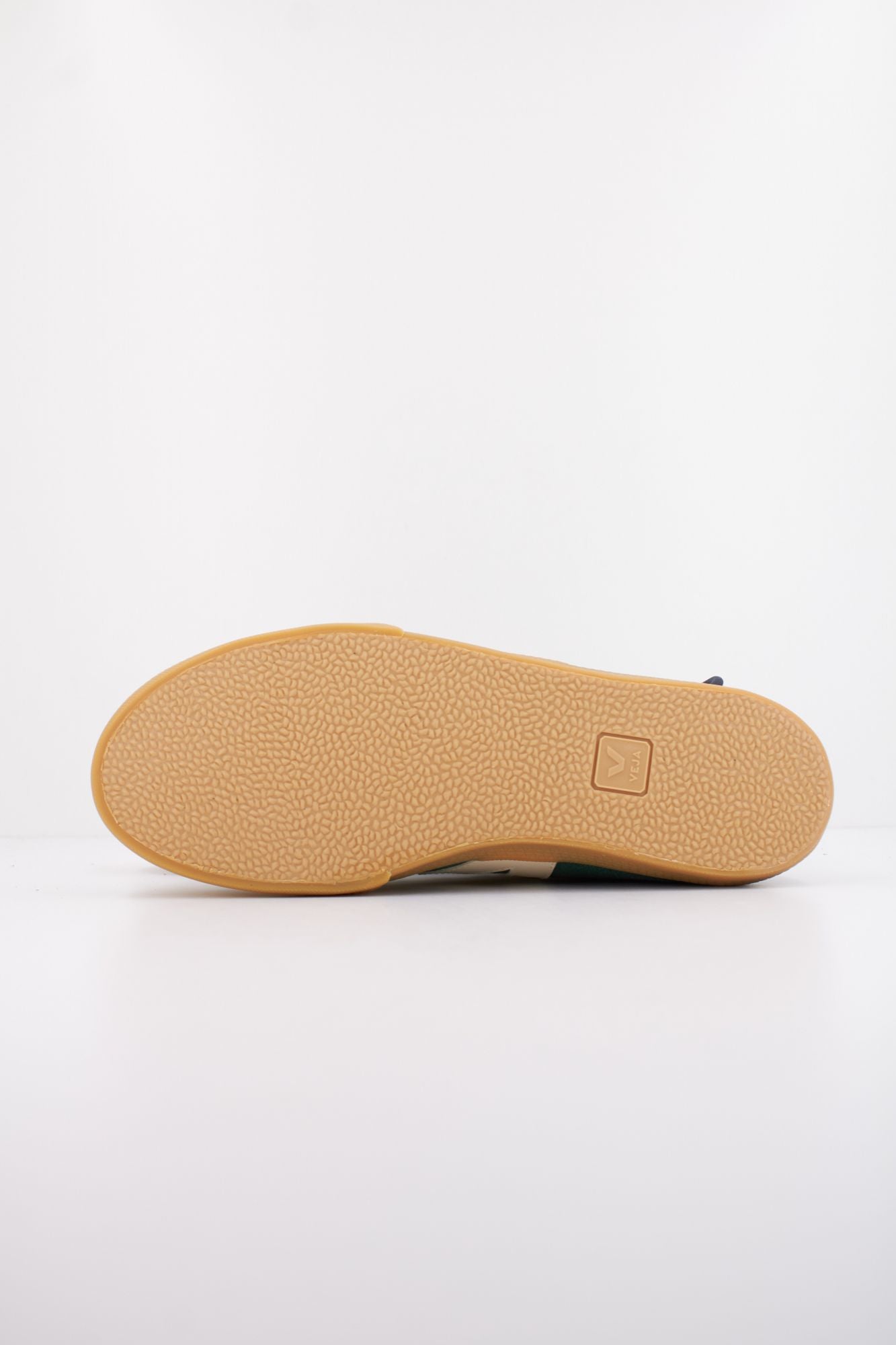 VEJA VOLLEY SUEDE en color VERDE (5)