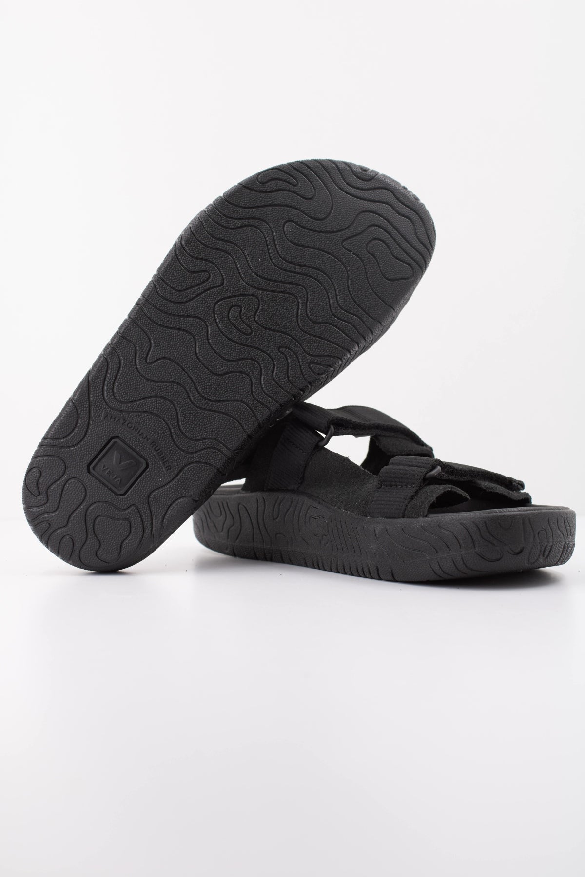 VEJA SANDALIA ARPOADOR en color NEGRO (5)