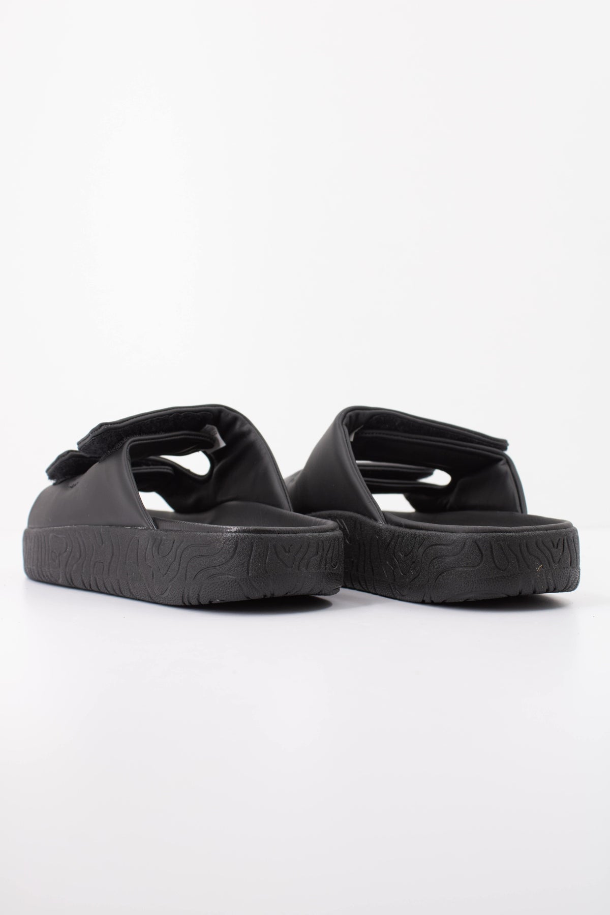 VEJA SANDALIA ETNA BOLD en color NEGRO (4)