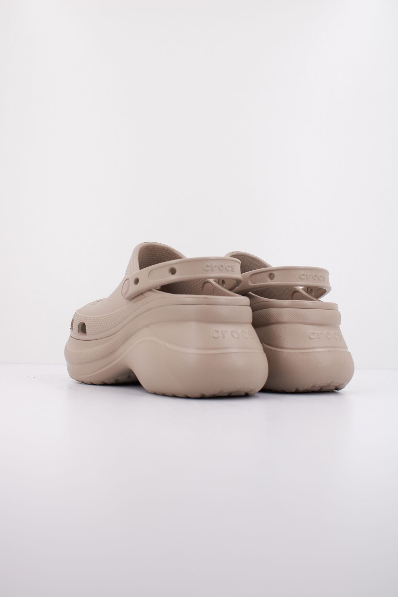 CROCS BAE CLOG en color MARRON CLARO (4)