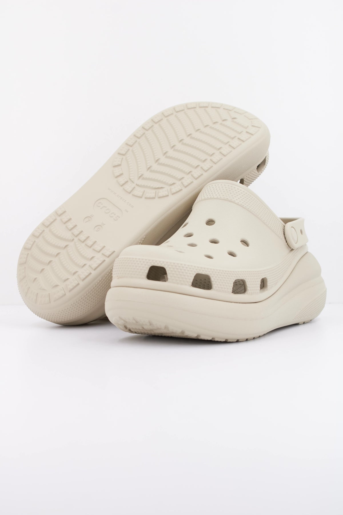 CROCS CRUSH CLOG en color MARRON CLARO (5)