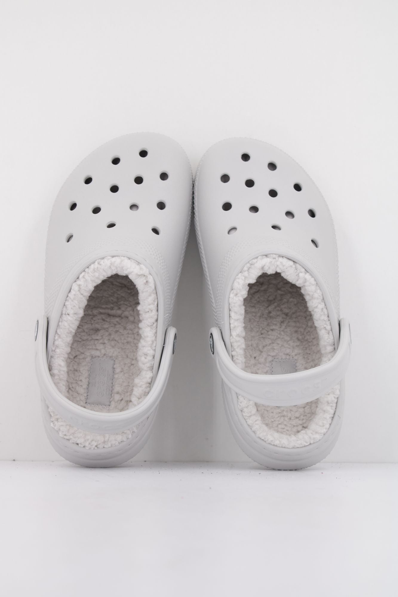 CROCS CLASSIC LINED CLOG en color GRIS (3)