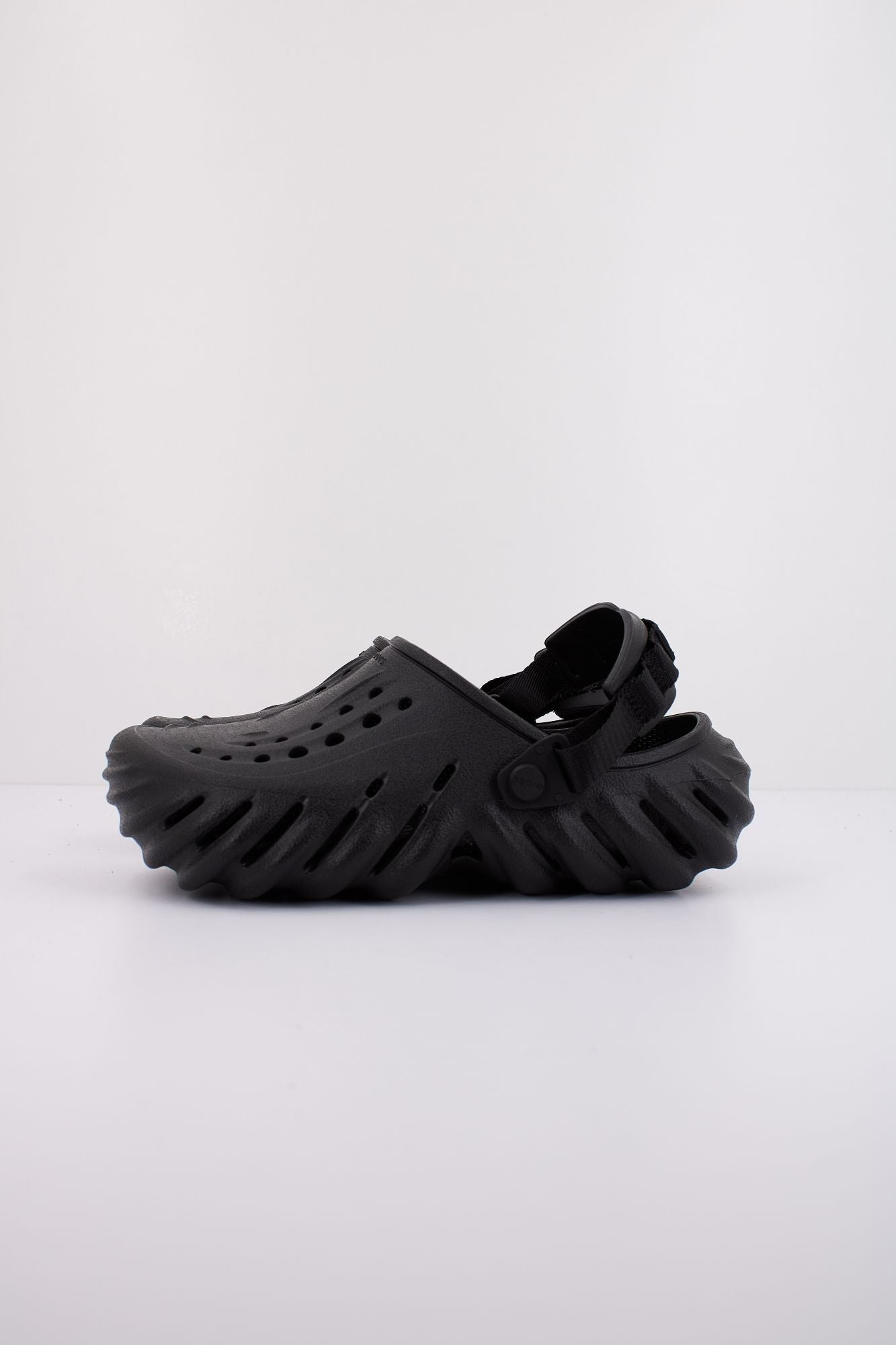 CROCS ECHO CLOG en color NEGRO (1)