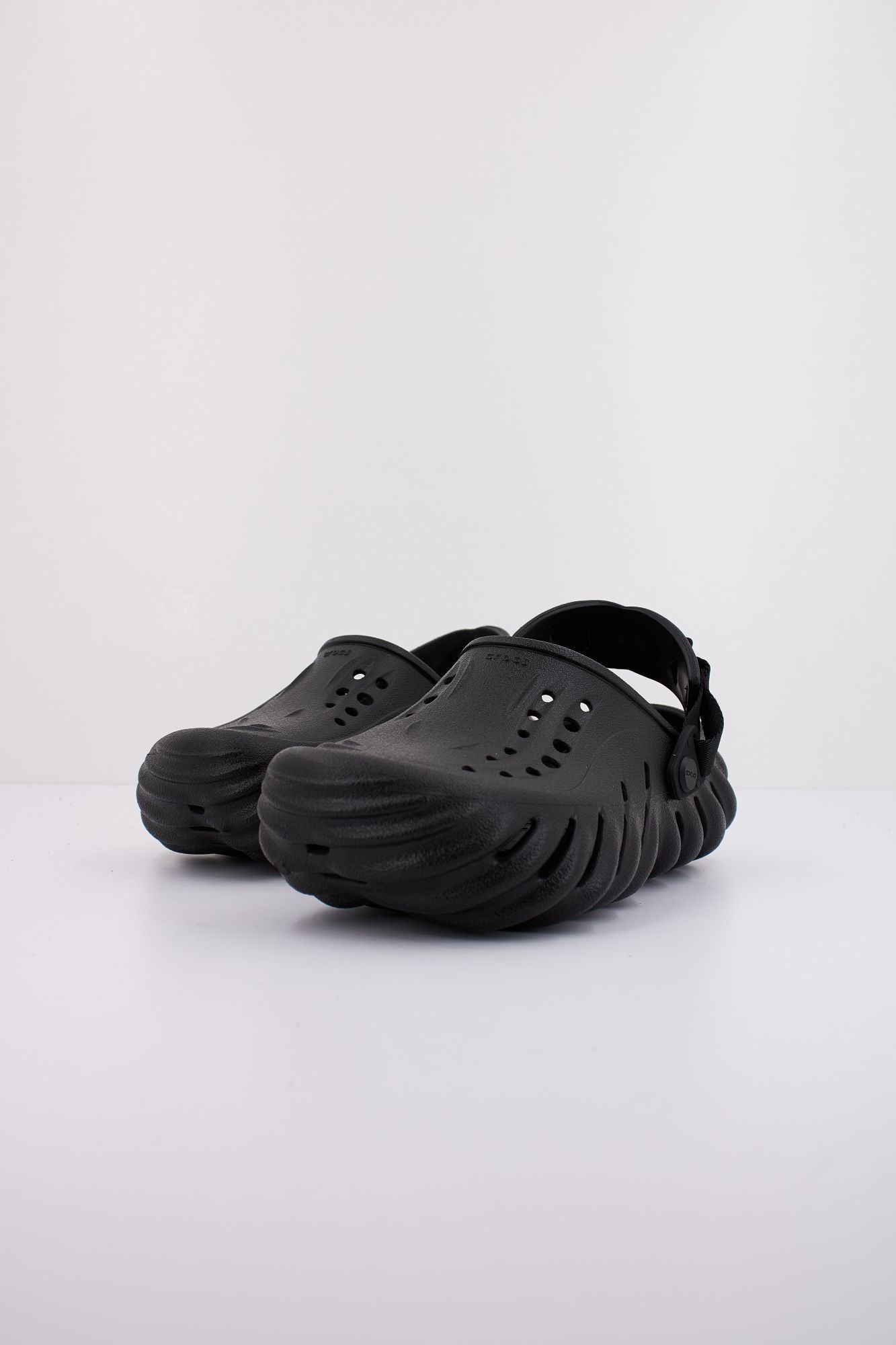 CROCS ECHO CLOG en color NEGRO (2)