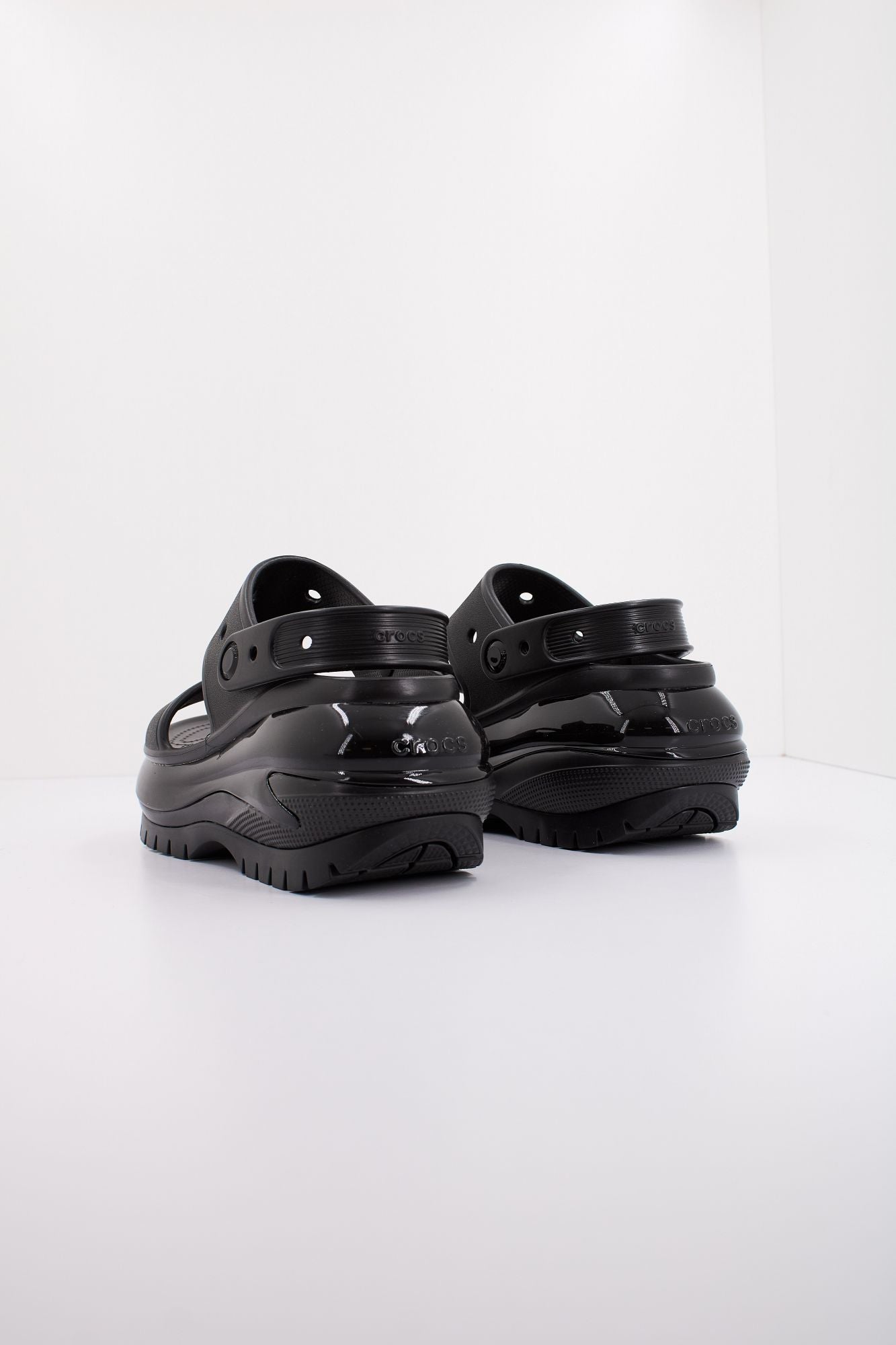 CROCS CLASSIC MEGA CRUSH SANDAL en color NEGRO (3)